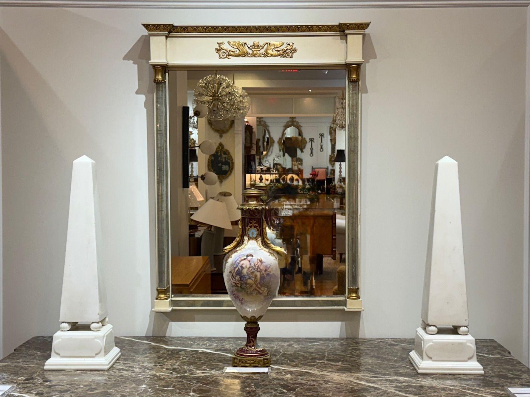 Neoclassico Obelischi neoclassici in marmo bianco su piedistallo, Francia, anni '20 in vendita