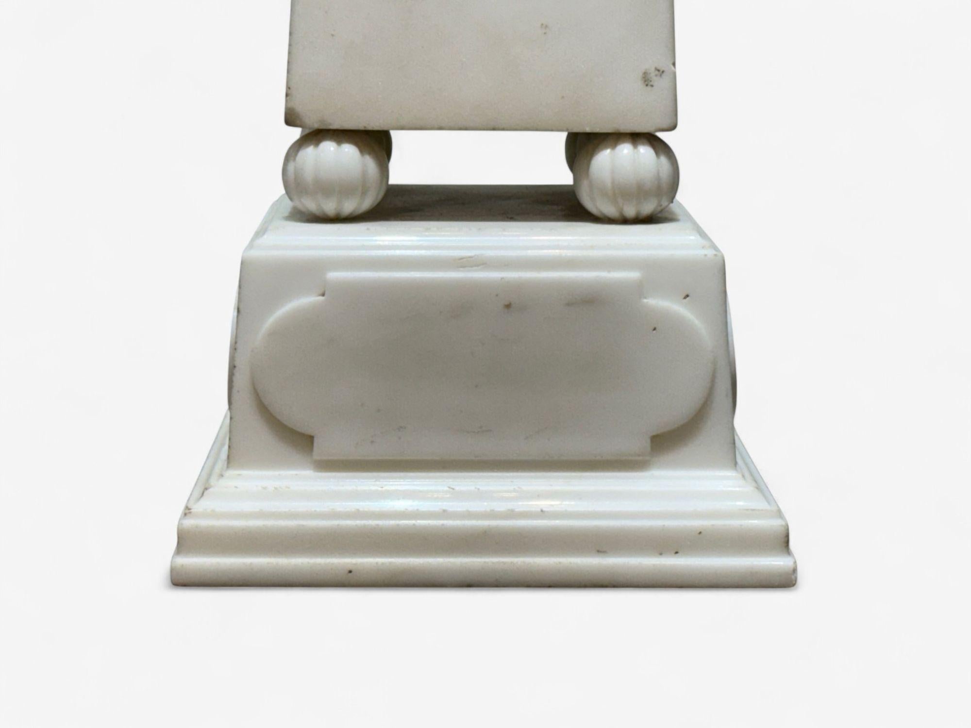 Obelischi neoclassici in marmo bianco su piedistallo, Francia, anni '20 In condizioni buone in vendita a Manhasset, NY