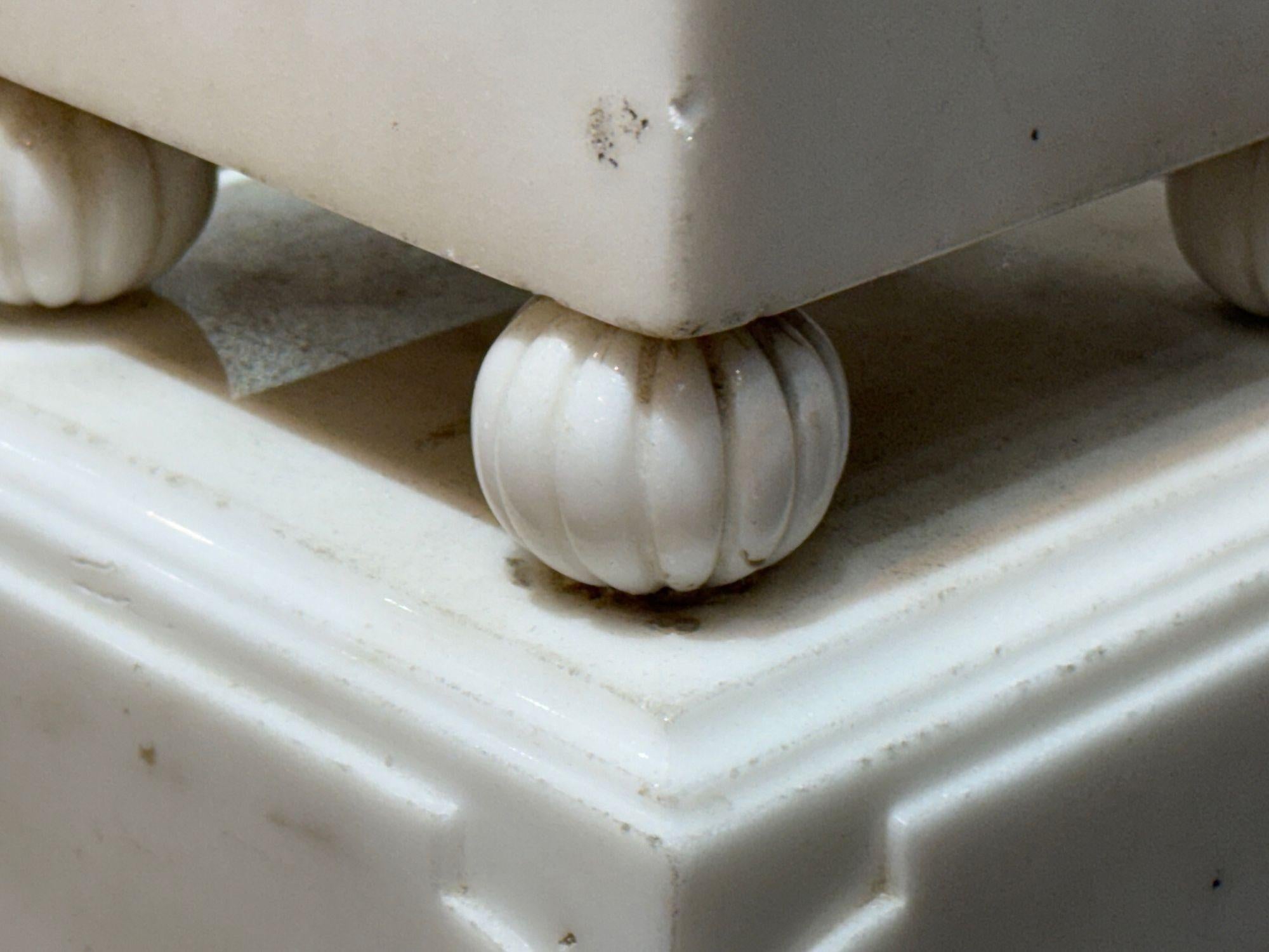 Marmo Obelischi neoclassici in marmo bianco su piedistallo, Francia, anni '20 in vendita