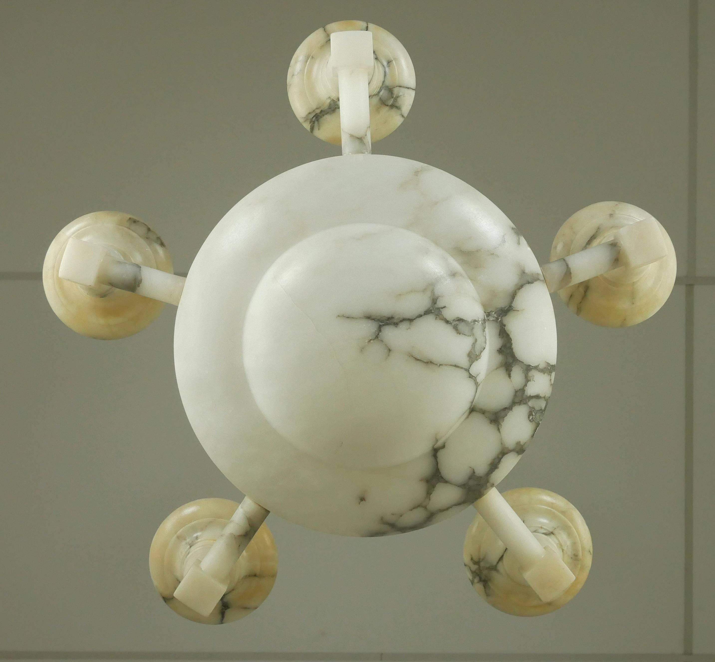Lampadario neoclassico a 5 bracci in alabastro con venature bianche in vendita 4