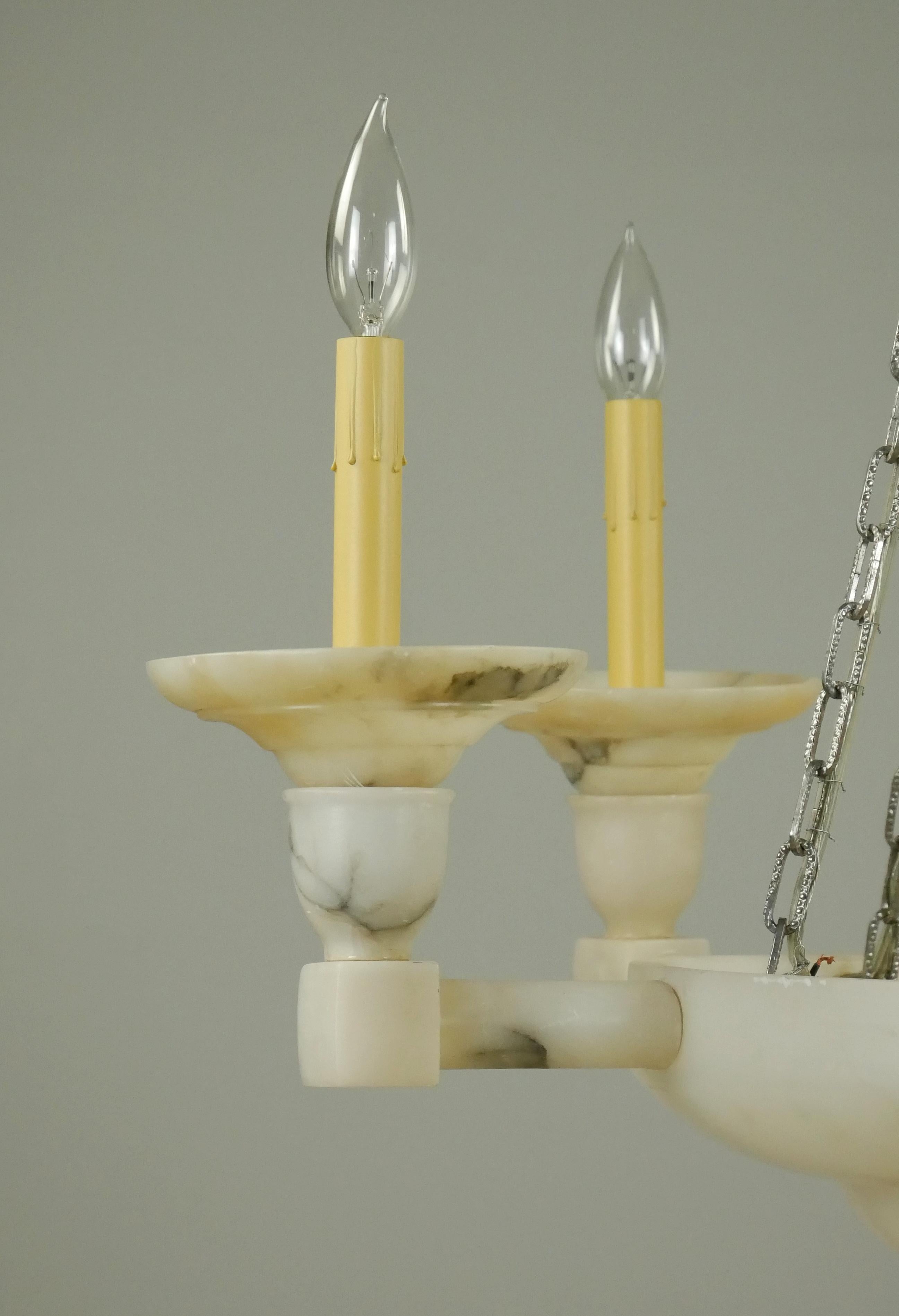 Lampadario in stile neoclassico realizzato in alabastro con venature bianche e grigie e catena in acciaio con finitura in nichel. Questa lampada richiede 10 lampadine a candelabro E12. Il prezzo include il restauro, la pulizia e il ricablaggio. In