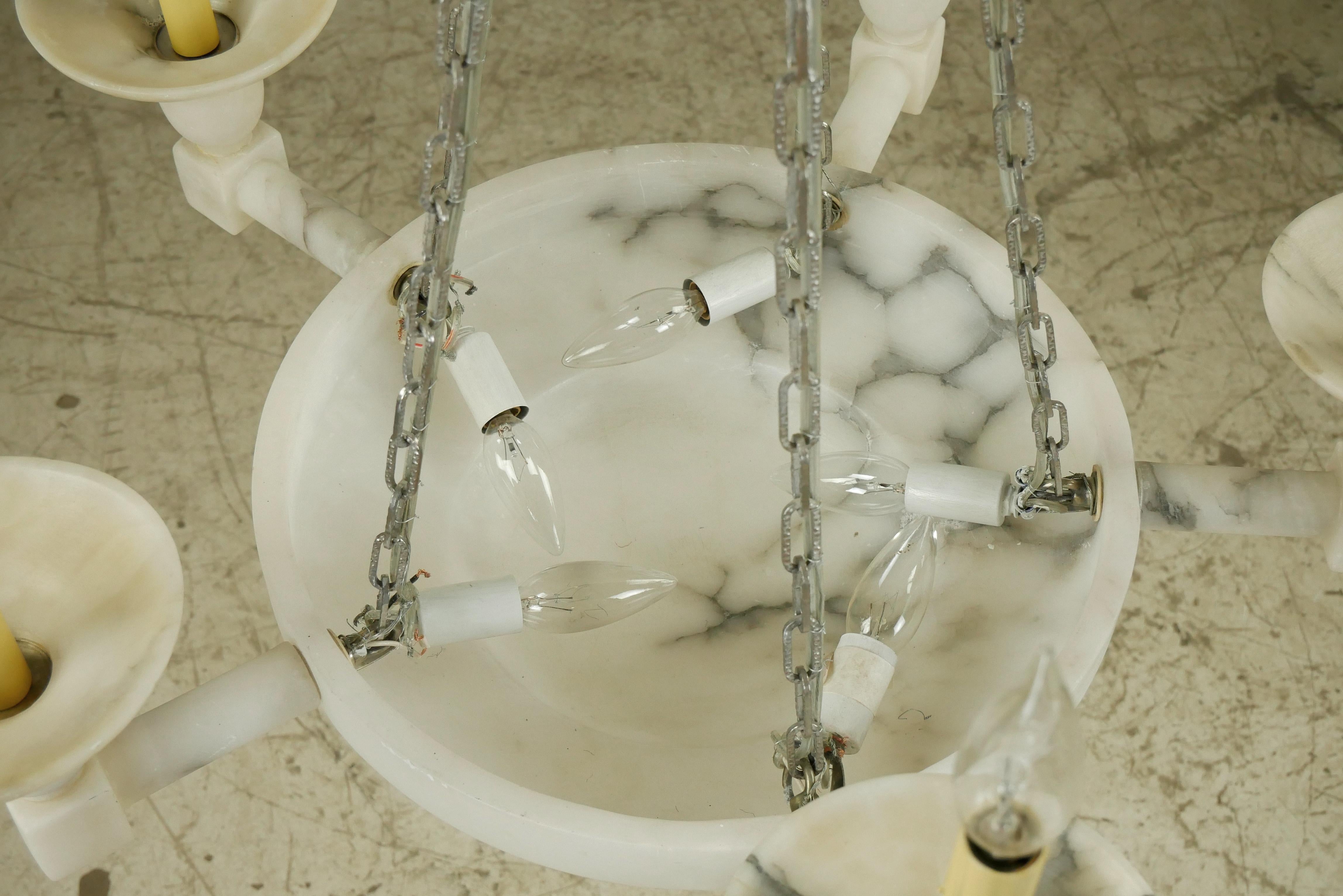 Lampadario neoclassico a 5 bracci in alabastro con venature bianche In condizioni buone in vendita a New York, NY