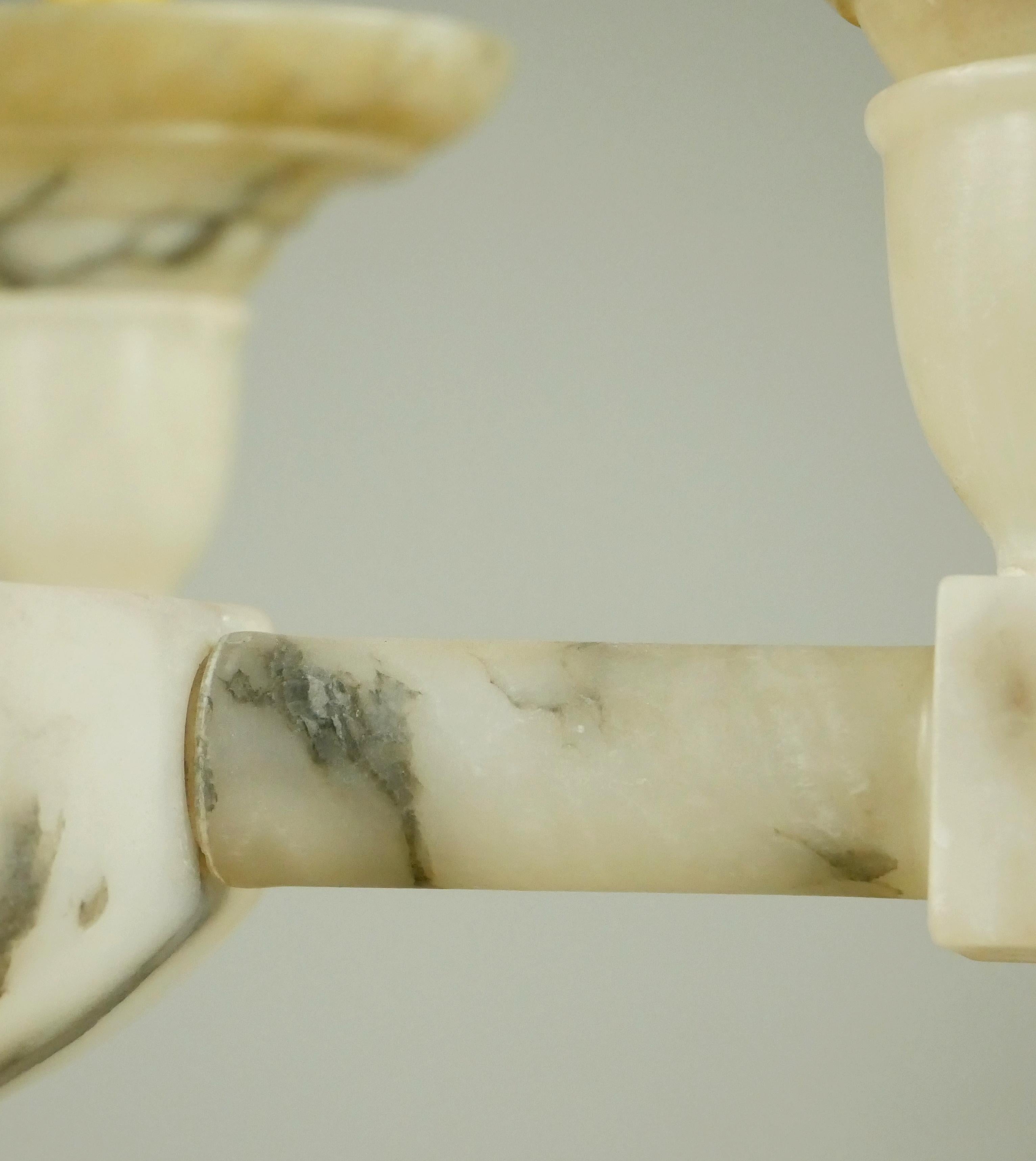 Lampadario neoclassico a 5 bracci in alabastro con venature bianche in vendita 2
