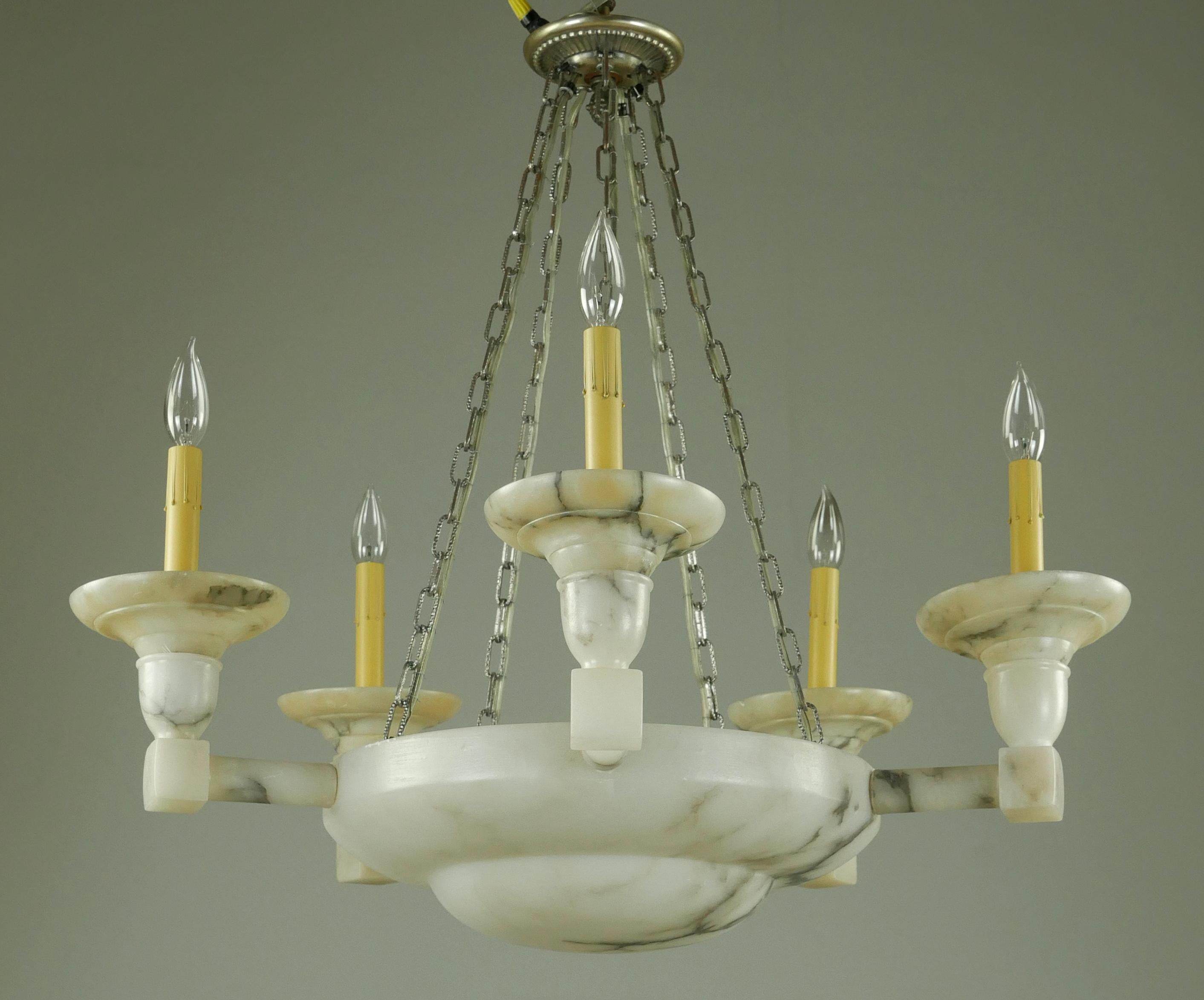 Lampadario neoclassico a 5 bracci in alabastro con venature bianche in vendita 3