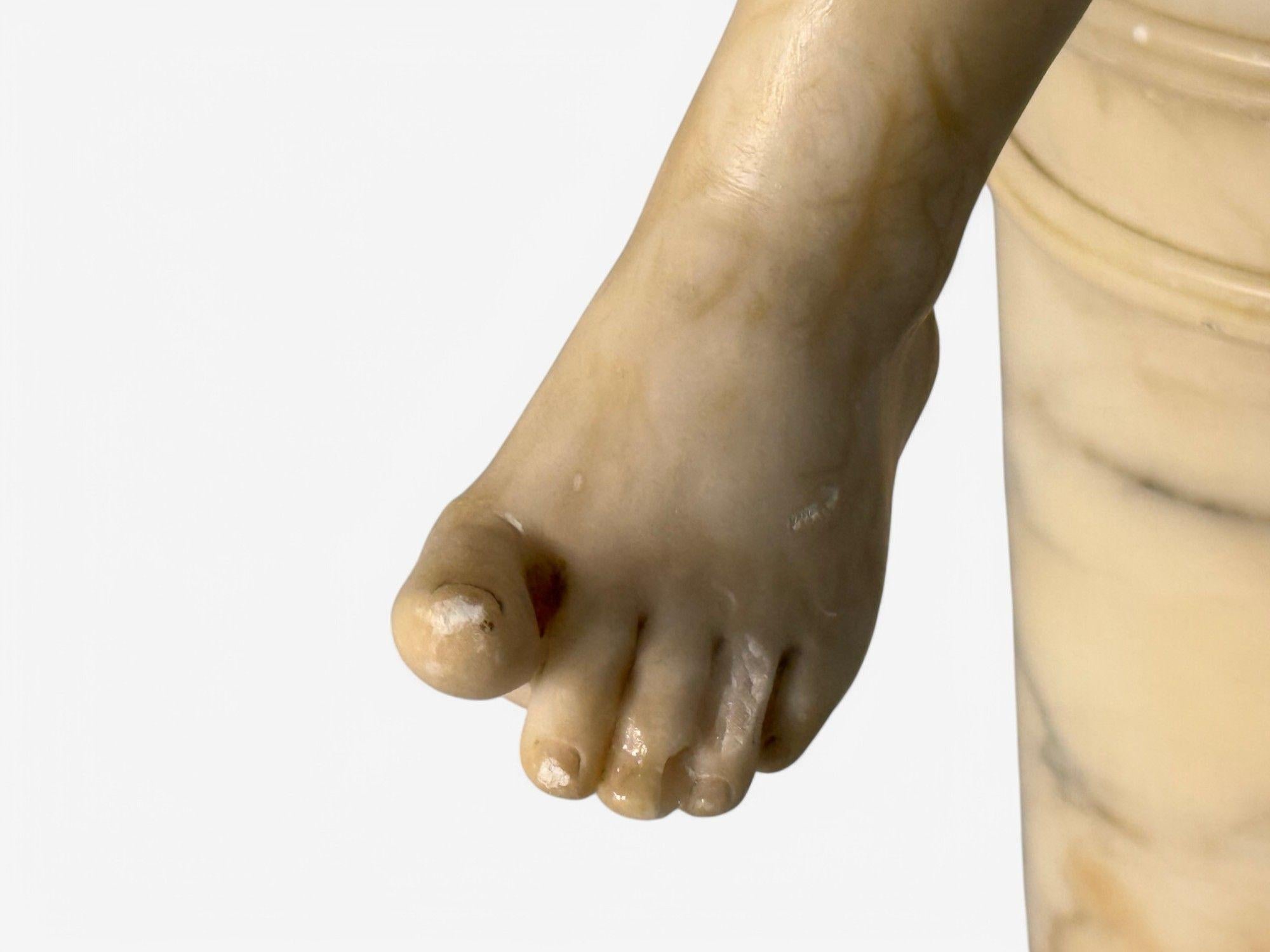 Neoklassisch, Geflügelter Engel auf Kissen, Alabasterstatue auf Pedestal, Italien, 1920er Jahre im Angebot 5