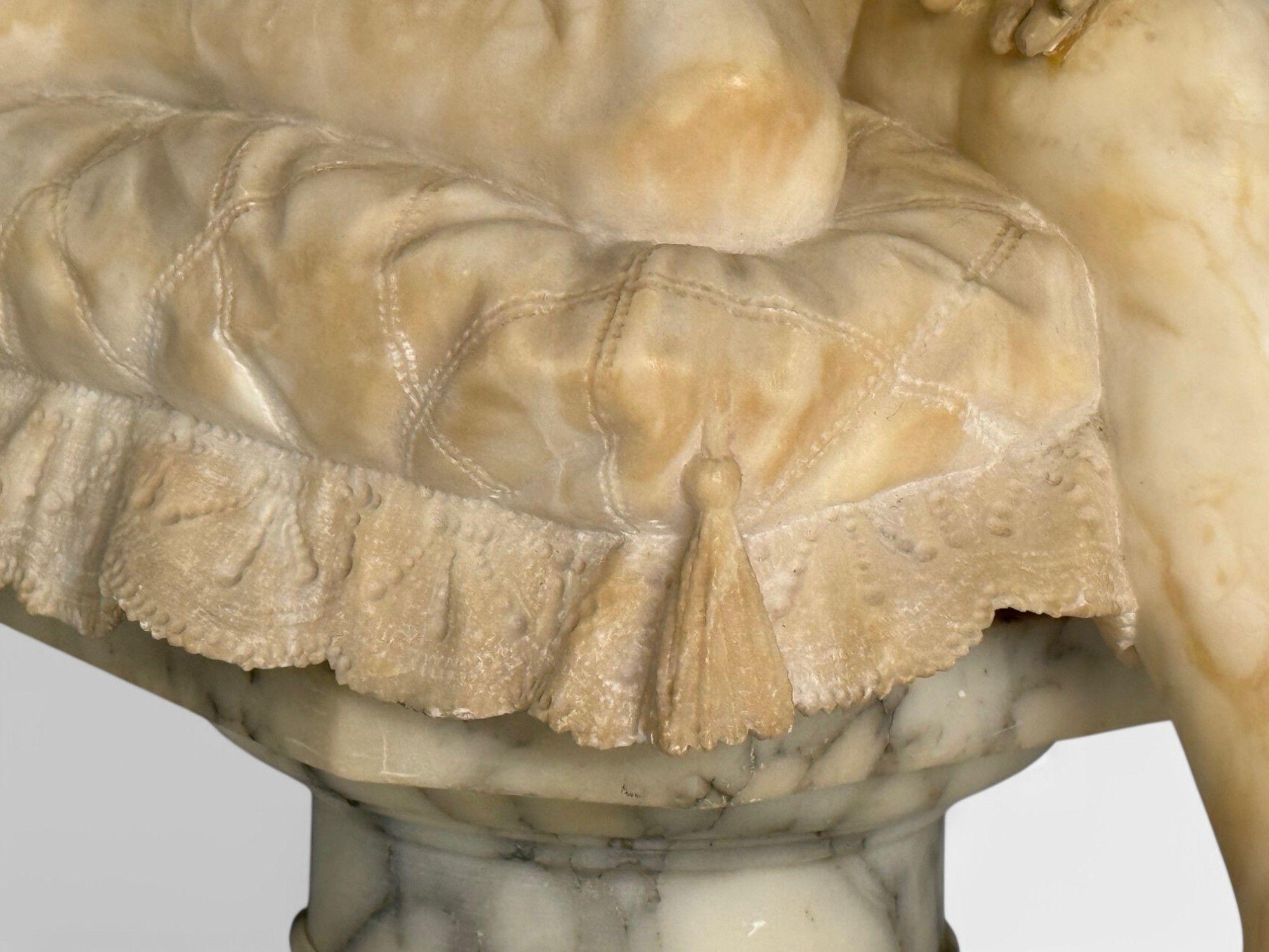 Neoklassisch, Geflügelter Engel auf Kissen, Alabasterstatue auf Pedestal, Italien, 1920er Jahre im Angebot 6