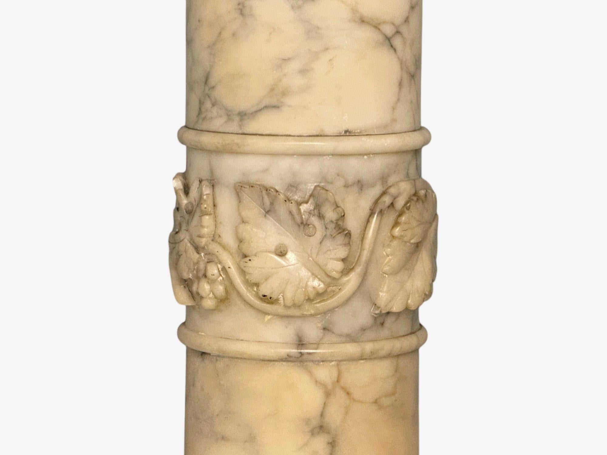 Neoklassisch, Geflügelter Engel auf Kissen, Alabasterstatue auf Pedestal, Italien, 1920er Jahre im Angebot 7