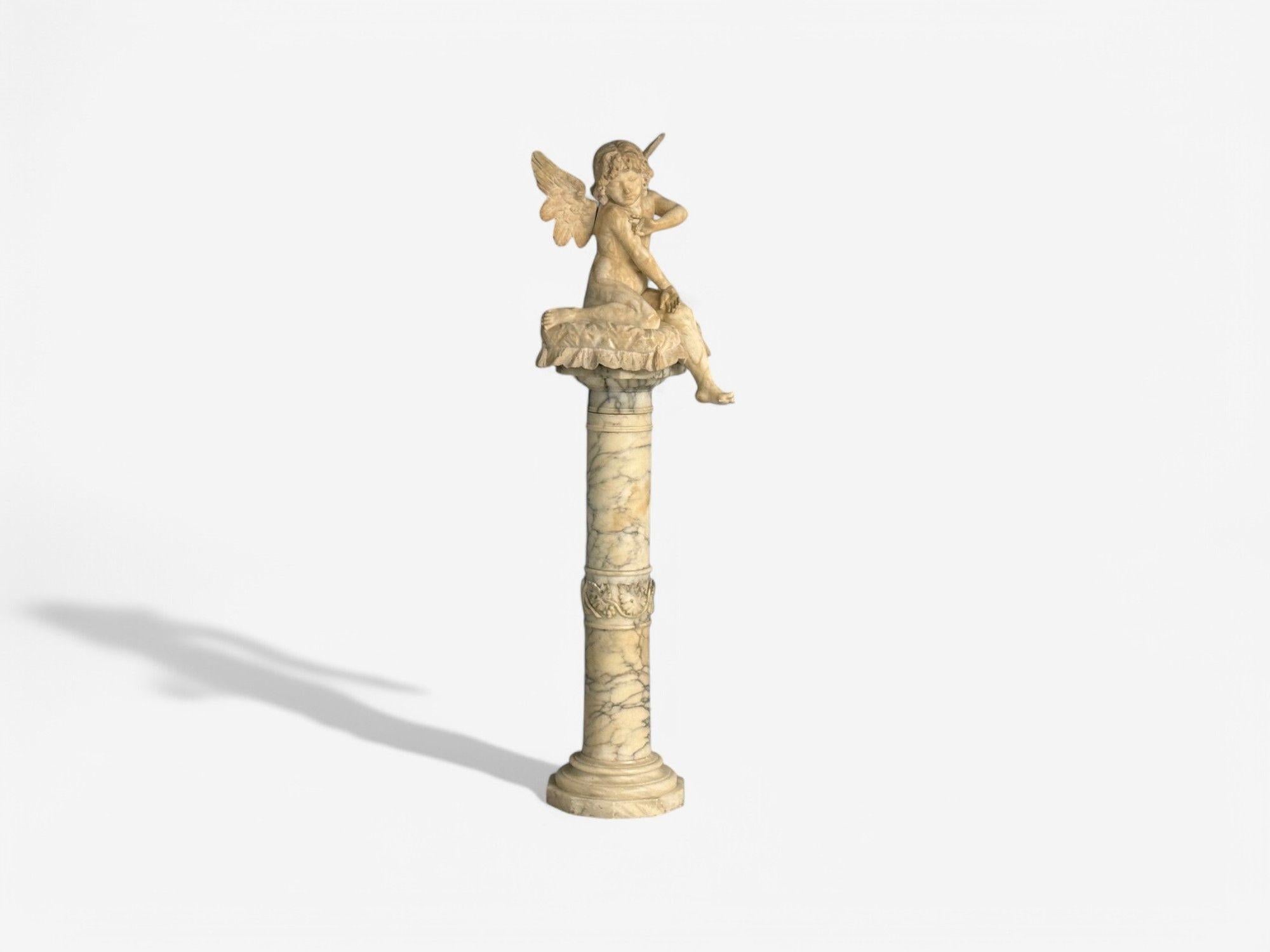 Neoklassisch, Geflügelter Engel auf Kissen, Alabasterstatue auf Pedestal, Italien, 1920er Jahre
Diese exquisite Alabasterfigur stellt einen geflügelten Engel oder ein Kind dar, das anmutig auf einem Kissen sitzt und nachdenklich auf seinen kleinen