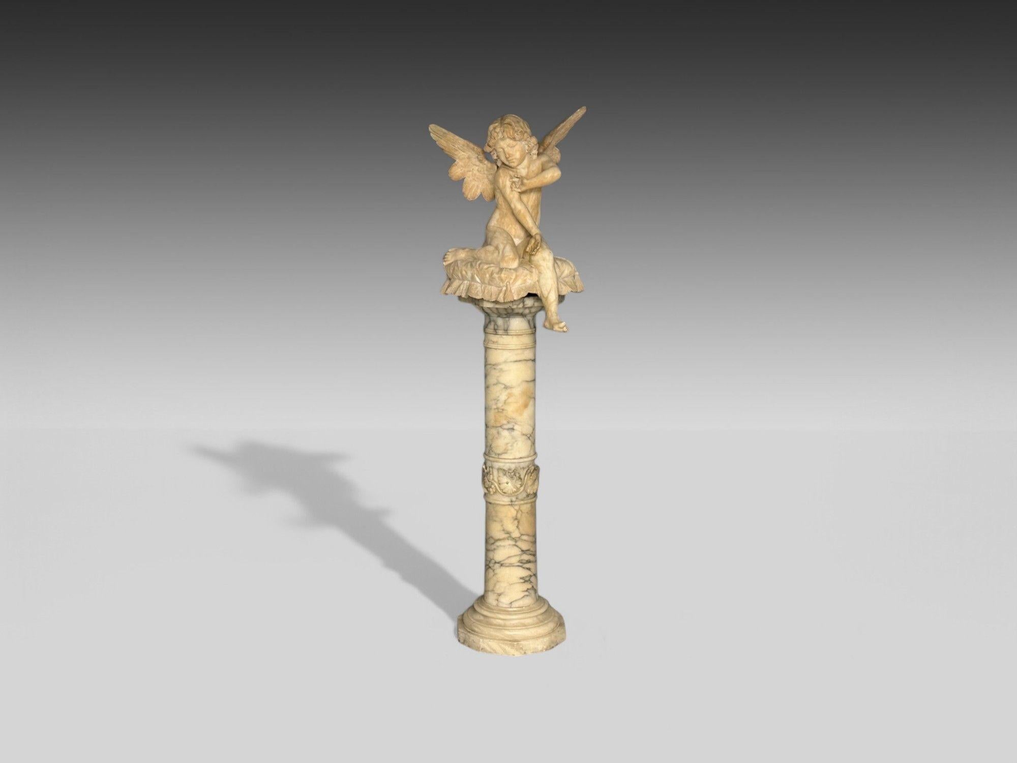 Neoklassisch, Geflügelter Engel auf Kissen, Alabasterstatue auf Pedestal, Italien, 1920er Jahre (Italienisch) im Angebot
