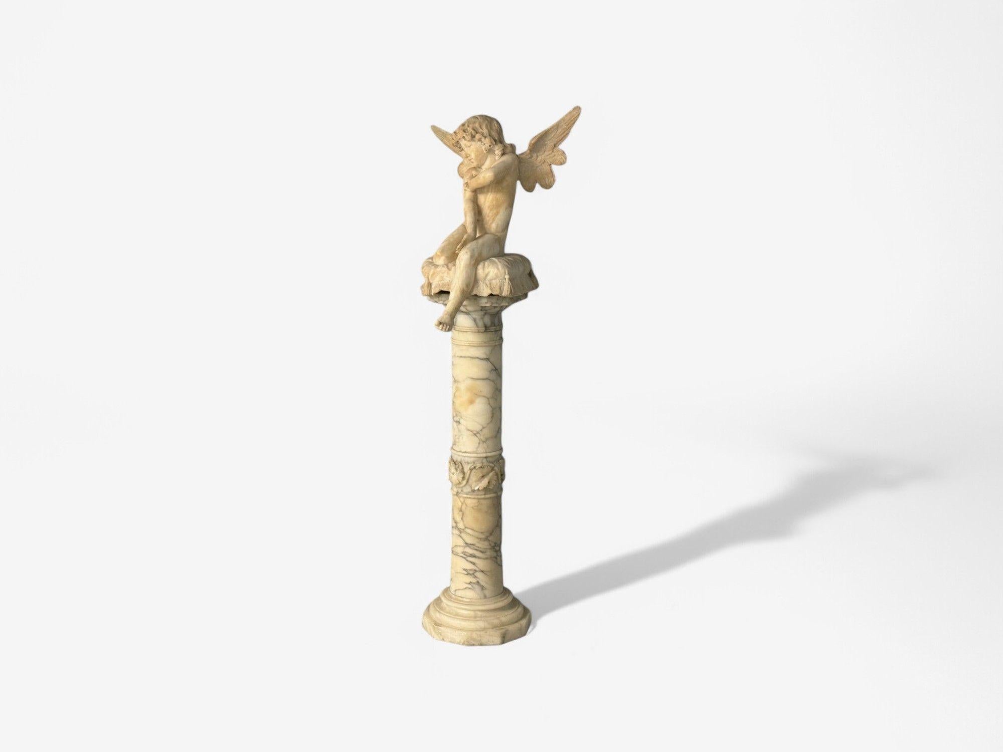 Neoklassisch, Geflügelter Engel auf Kissen, Alabasterstatue auf Pedestal, Italien, 1920er Jahre im Zustand „Gut“ im Angebot in Manhasset, NY