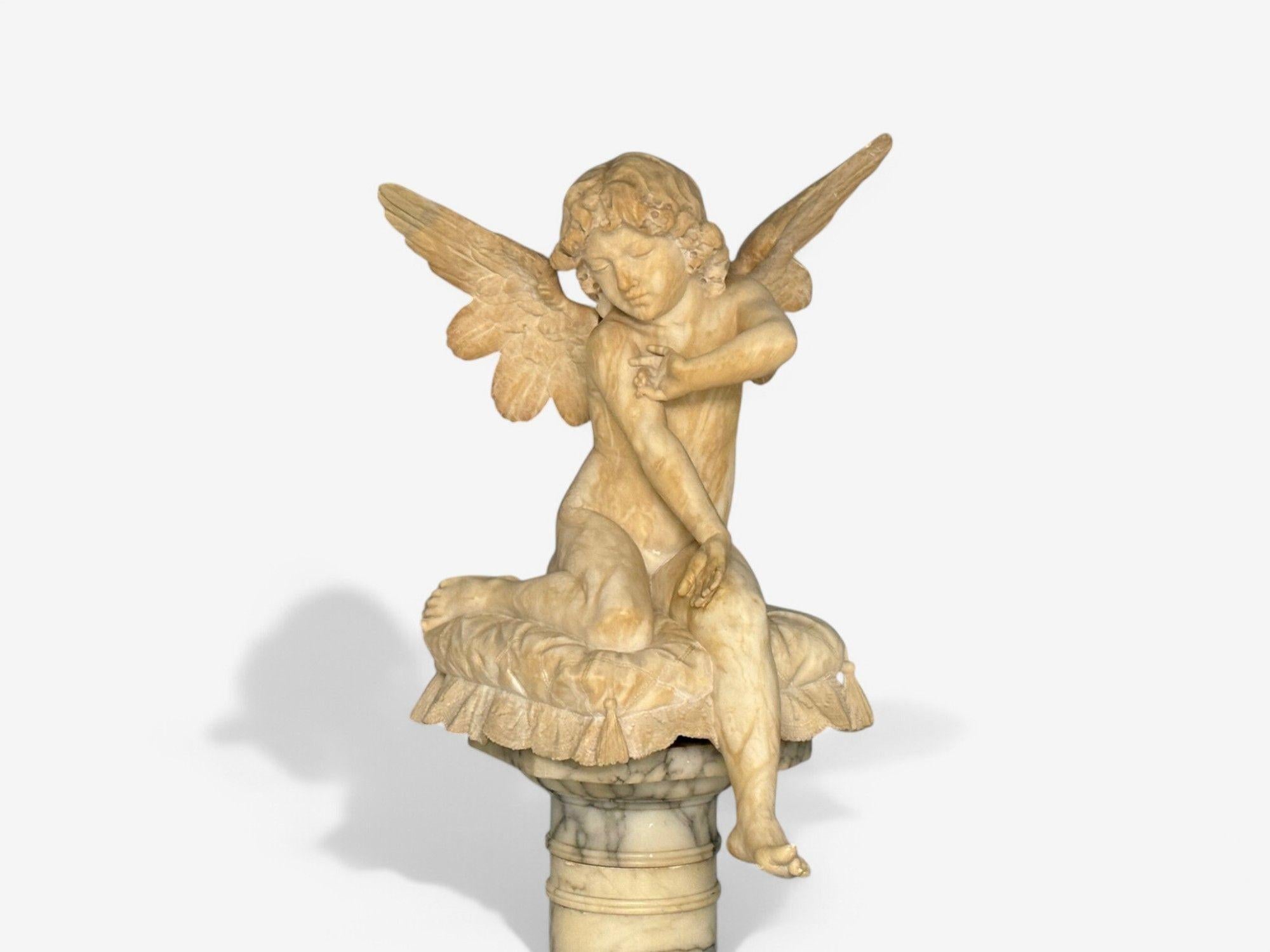 Neoklassisch, Geflügelter Engel auf Kissen, Alabasterstatue auf Pedestal, Italien, 1920er Jahre (Frühes 20. Jahrhundert) im Angebot