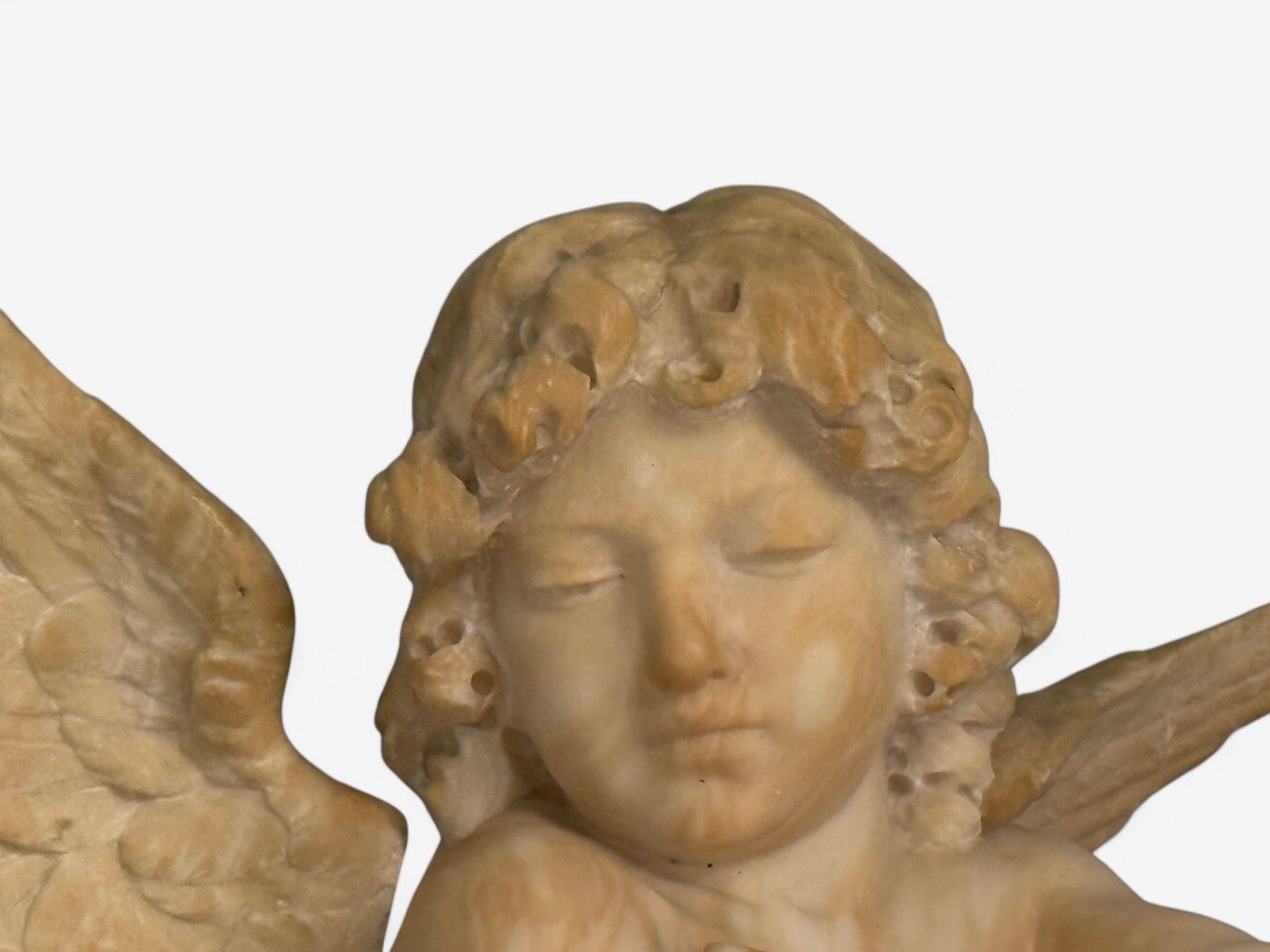 Neoklassisch, Geflügelter Engel auf Kissen, Alabasterstatue auf Pedestal, Italien, 1920er Jahre im Angebot 1