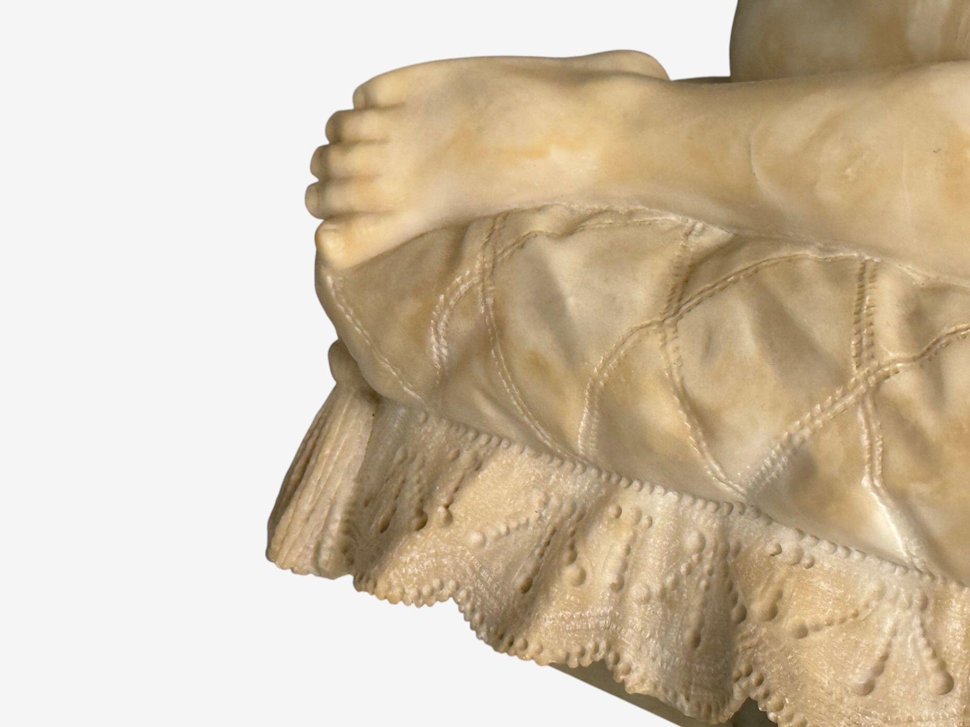 Neoklassisch, Geflügelter Engel auf Kissen, Alabasterstatue auf Pedestal, Italien, 1920er Jahre im Angebot 3