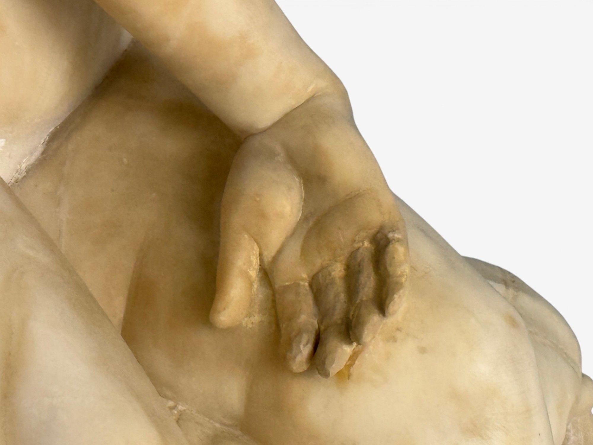 Neoklassisch, Geflügelter Engel auf Kissen, Alabasterstatue auf Pedestal, Italien, 1920er Jahre im Angebot 4