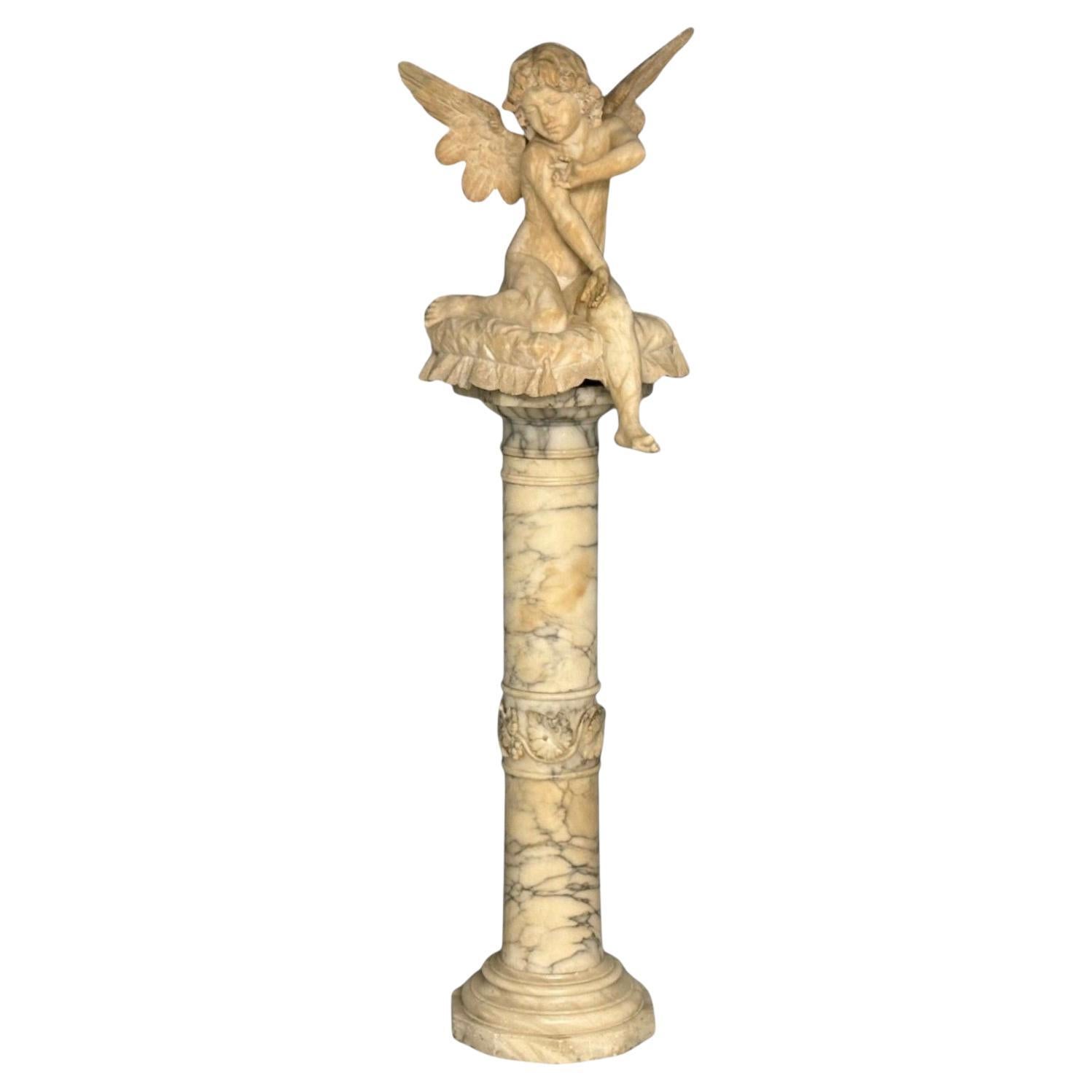 Neoclásico, Ángel alado sobre almohada, estatua de alabastro sobre pedestal, Italia, años 20