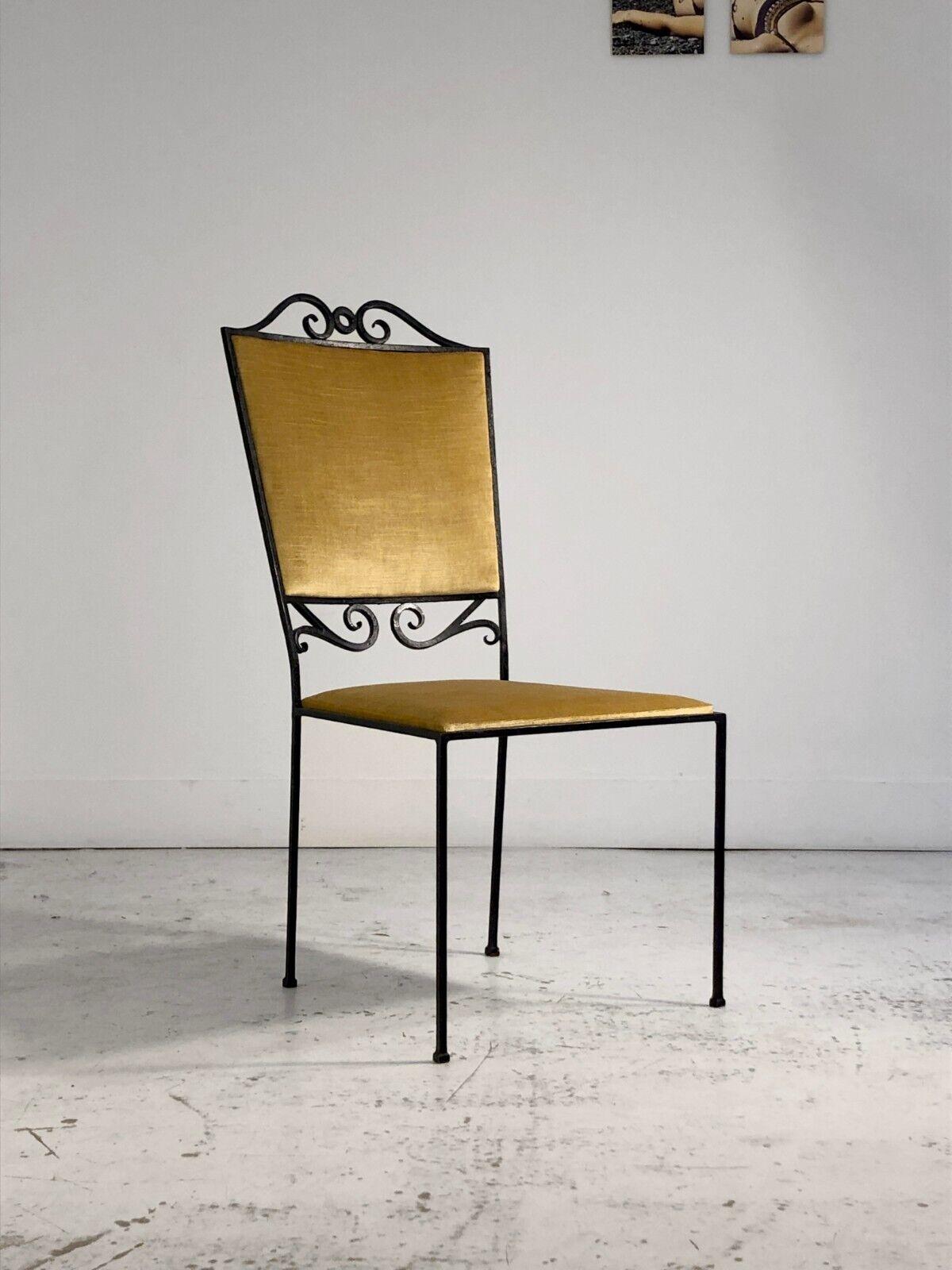 Erstaunlicher, skulpturaler und sehr dekorativer Stuhl, postmodernistisch, neoklassizistisch, schmiedeeiserne Struktur mit quadratischem Querschnitt mit klassisch inspirierten Verzierungen, Sitz und Rückenlehne aus gelbem Samt, zweifellos ein