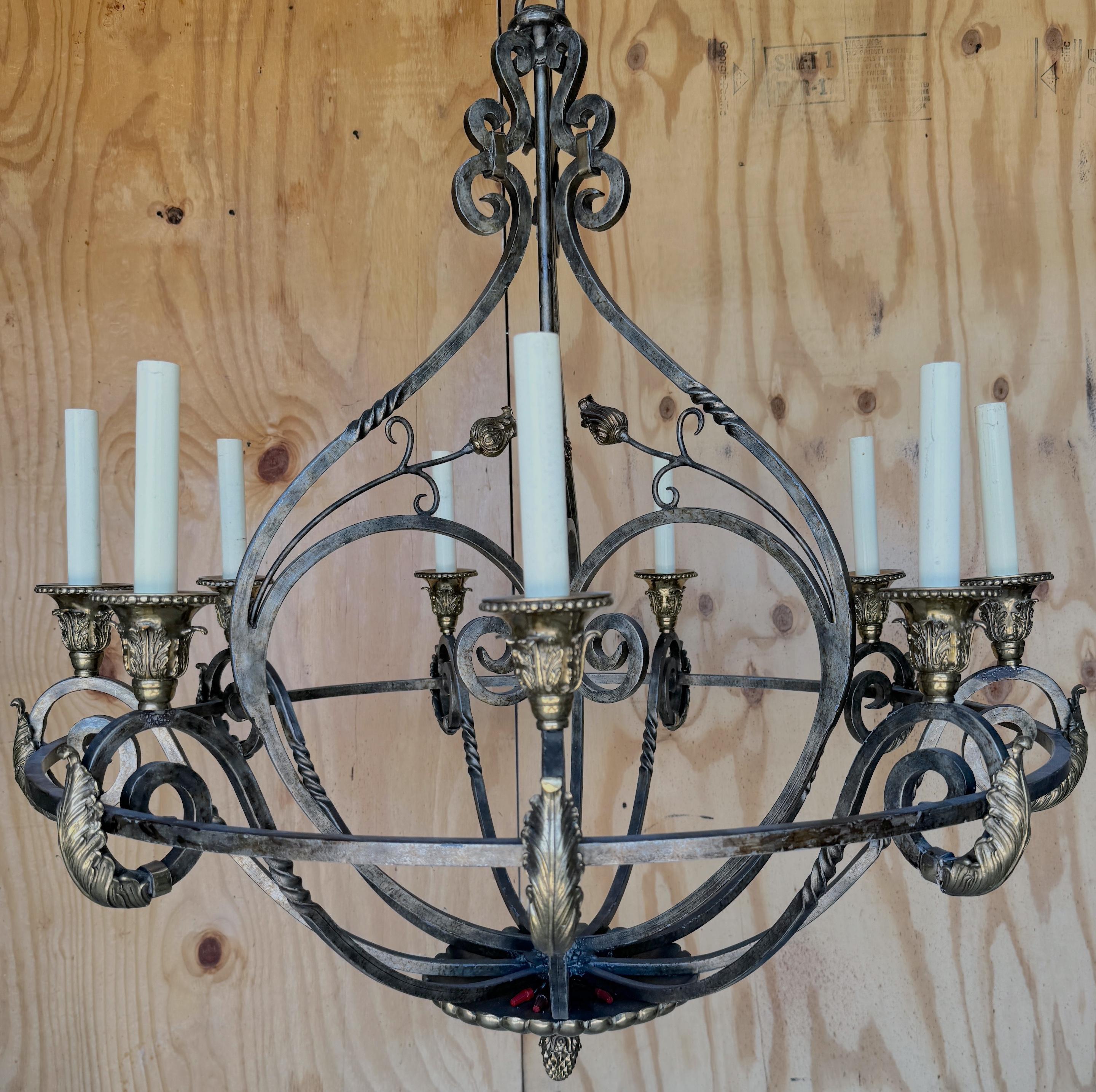 Lampadario neoclassico a 8 luci in ferro battuto e ottone, di Maitland Smith
Uno squisito lampadario neoclassico a 8 luci in ferro battuto e ottone, realizzato da Maitland Smith. Il lampadario  ha un design circolare su misura, con un diametro di 42