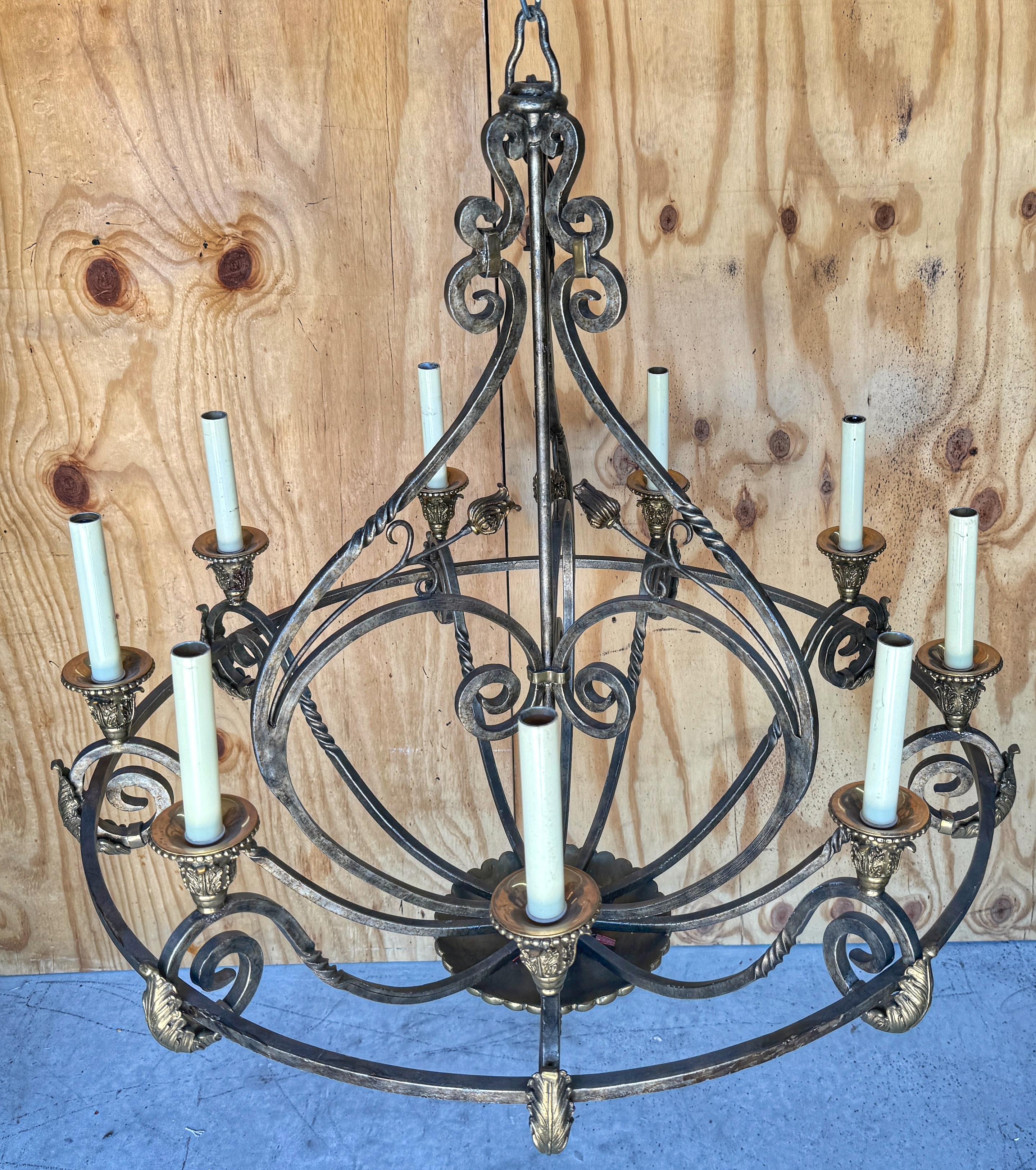 Neoclassico Lampadario neoclassico a 8 luci in ferro battuto e ottone, di Maitland Smith in vendita