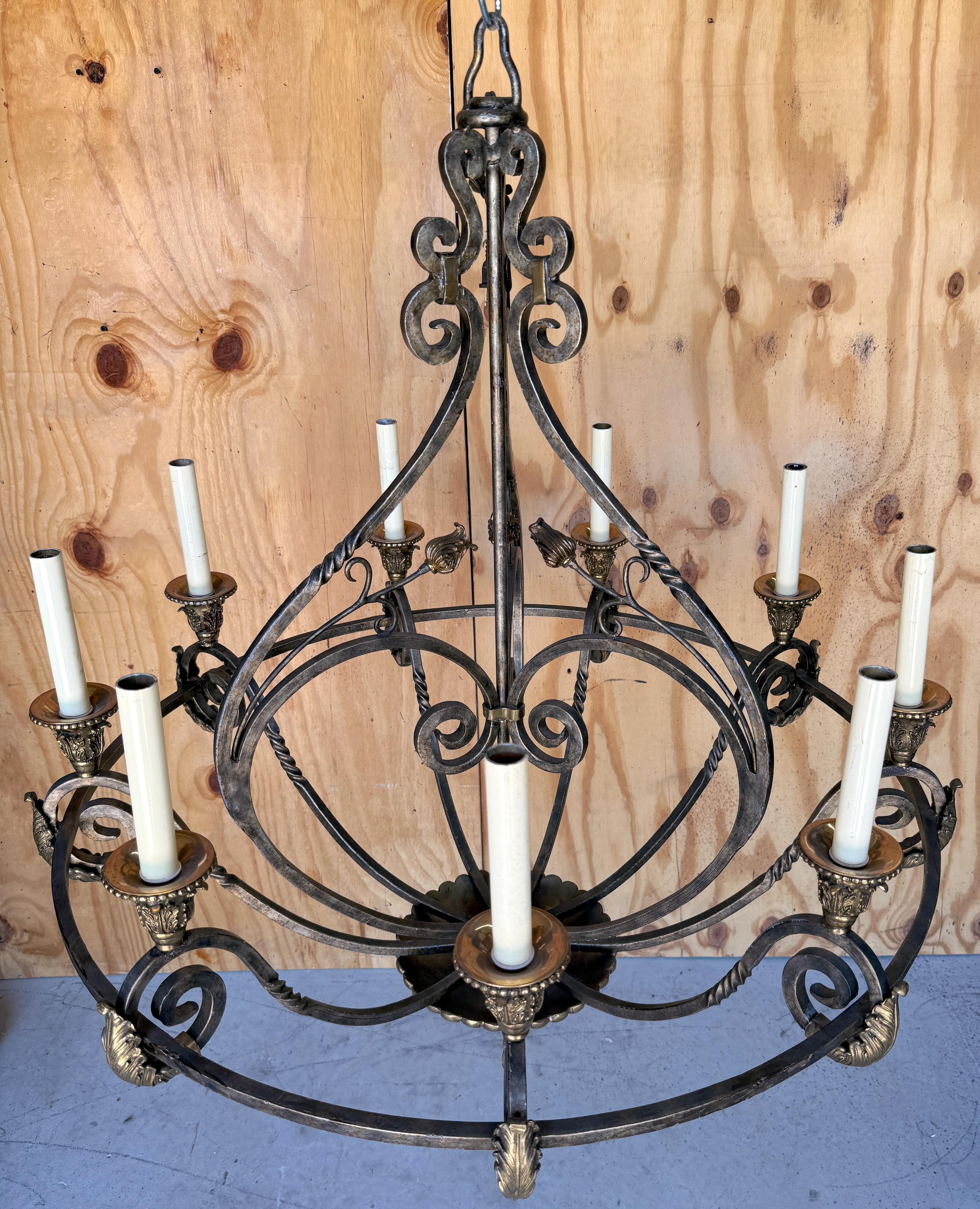 XX secolo Lampadario neoclassico a 8 luci in ferro battuto e ottone, di Maitland Smith in vendita
