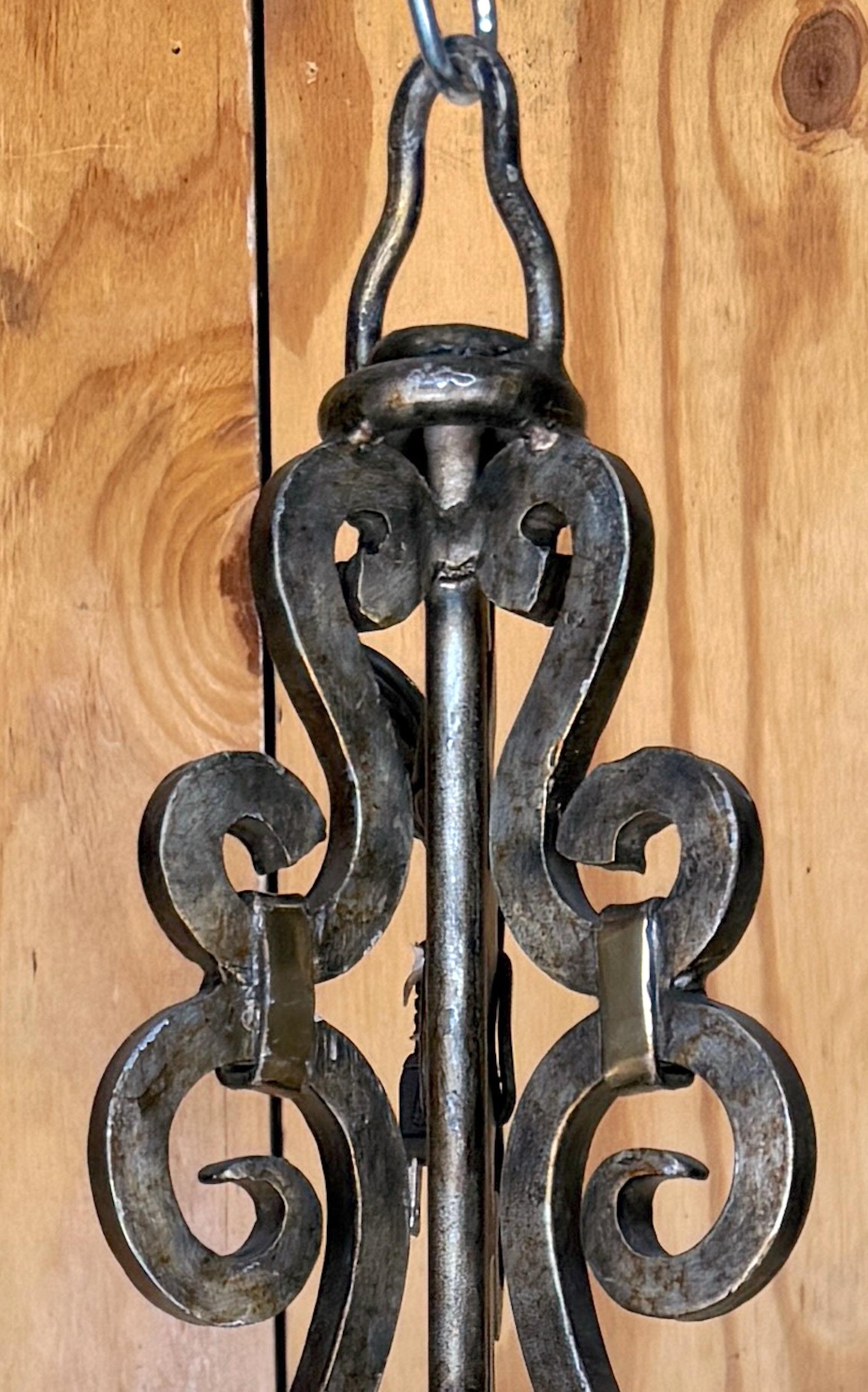 Lampadario neoclassico a 8 luci in ferro battuto e ottone, di Maitland Smith in vendita 1