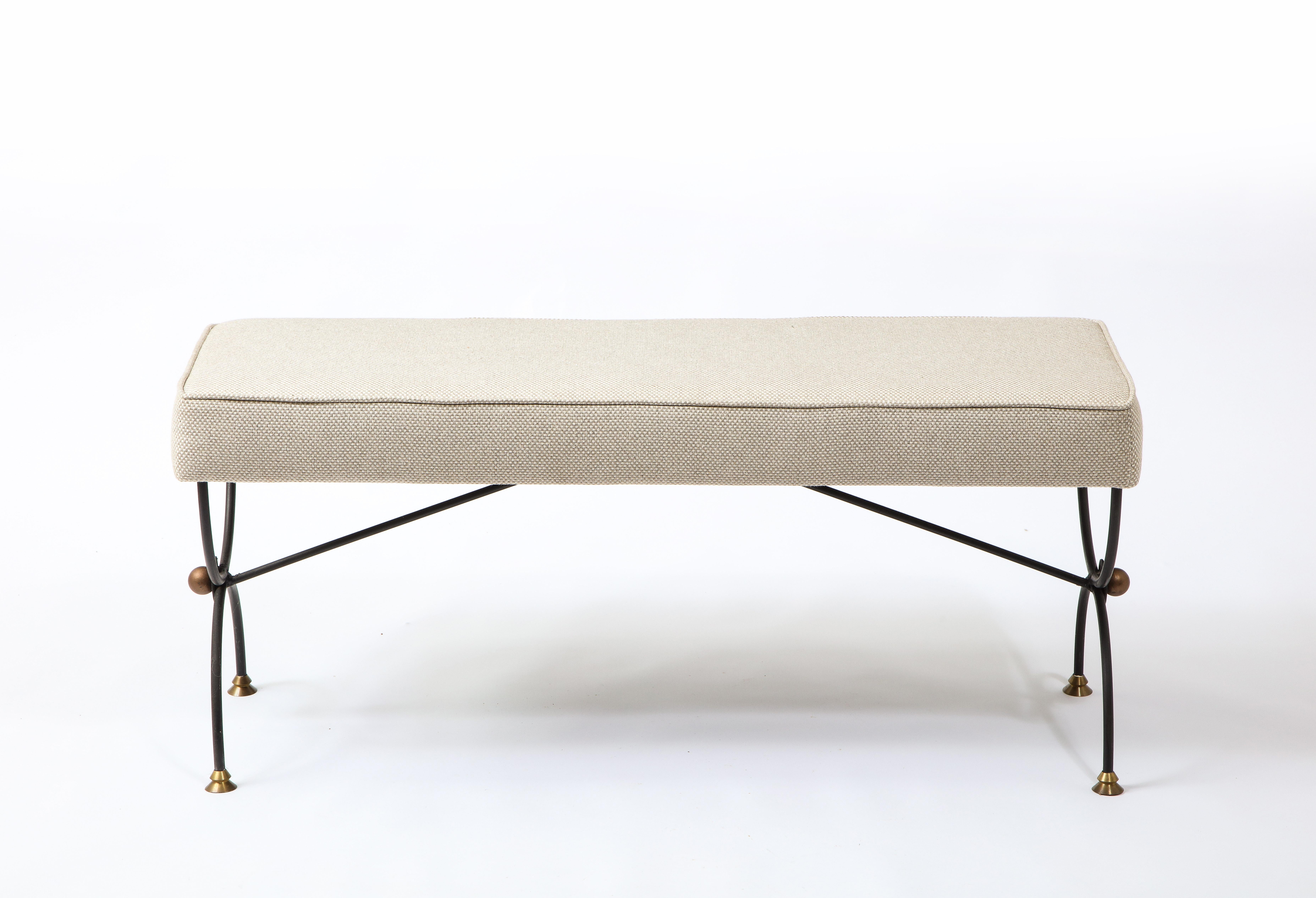 Elegante banco de hierro forjado patinado y bronce. Los sabots recuerdan la obra de Giacometti para Jean-Michel Frank. Hay 3 bancos disponibles; el precio es por uno.