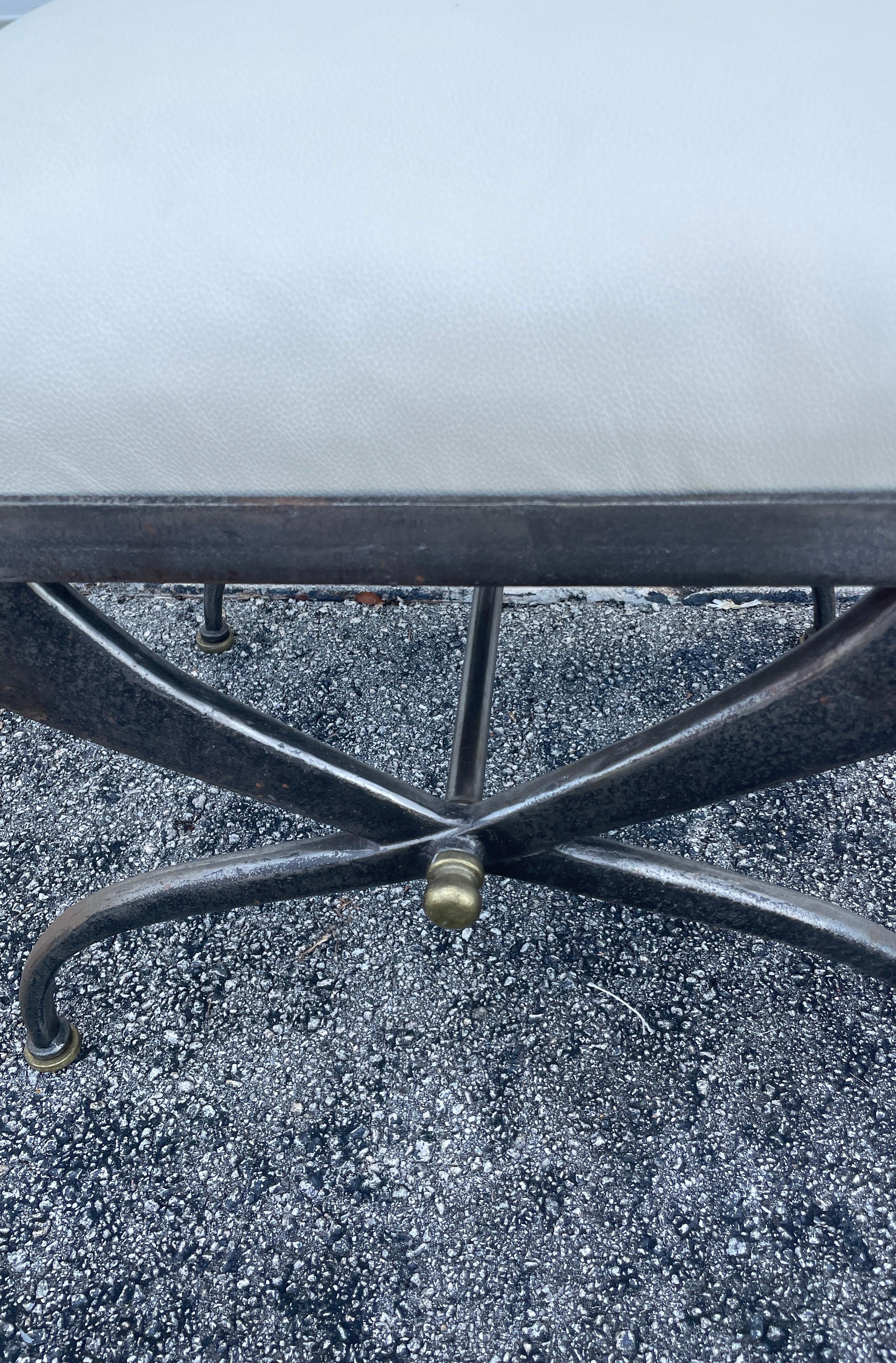 Banco neoclásico X vintage italiano de acero y latón con cojín de asiento de cuero blanco auténtico.