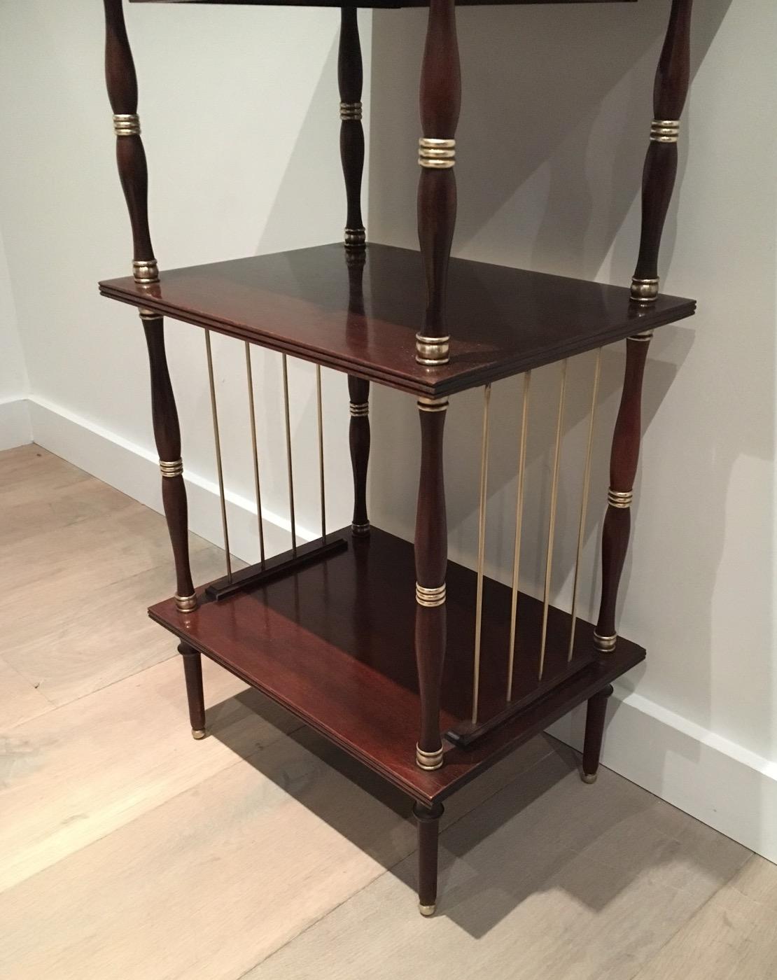 Table d'appoint néoclassique en acajou, cuir et laiton, vers 1950 Bon état - En vente à Marcq-en-Barœul, Hauts-de-France