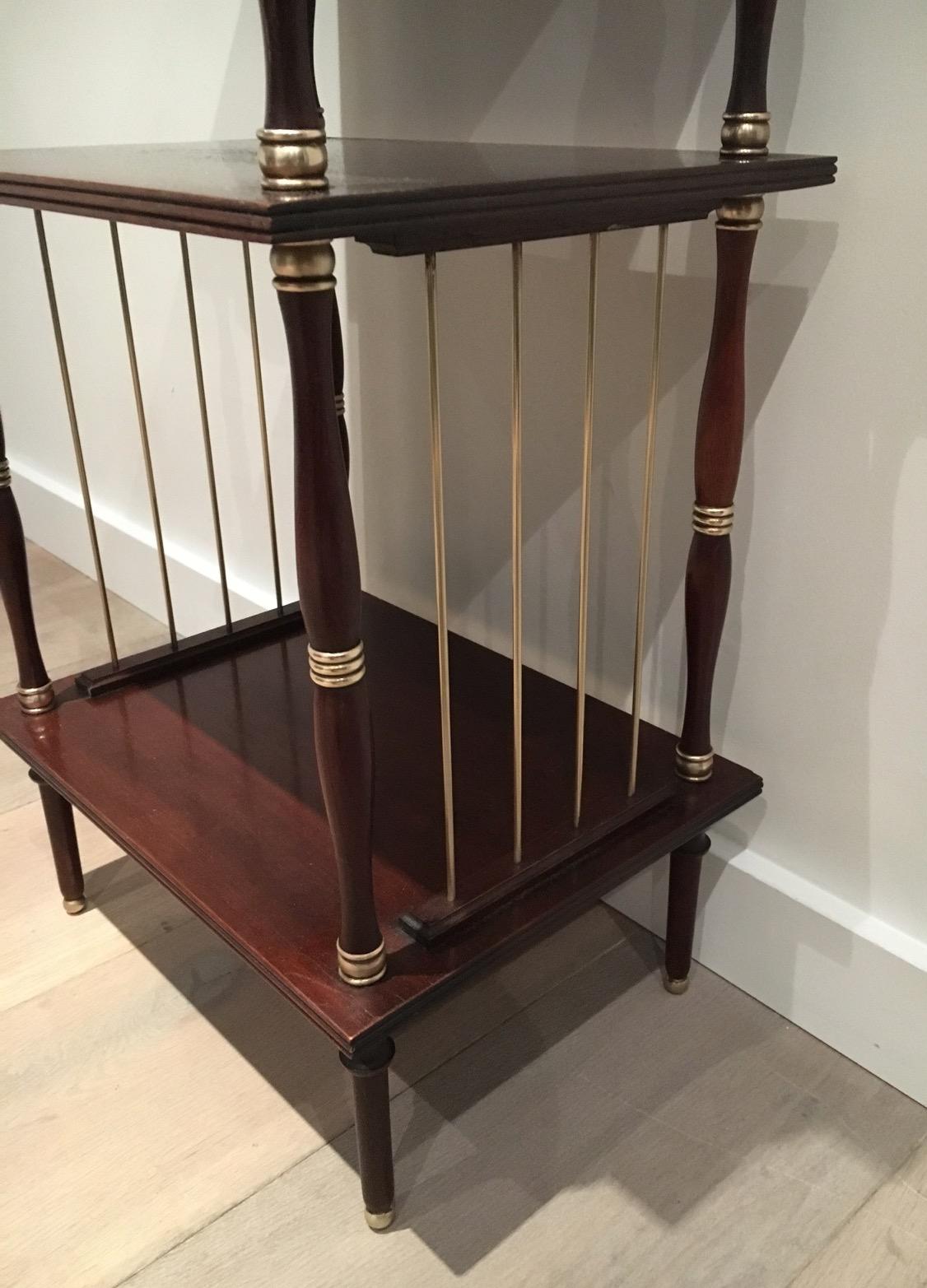 Milieu du XXe siècle Table d'appoint néoclassique en acajou, cuir et laiton, vers 1950 en vente