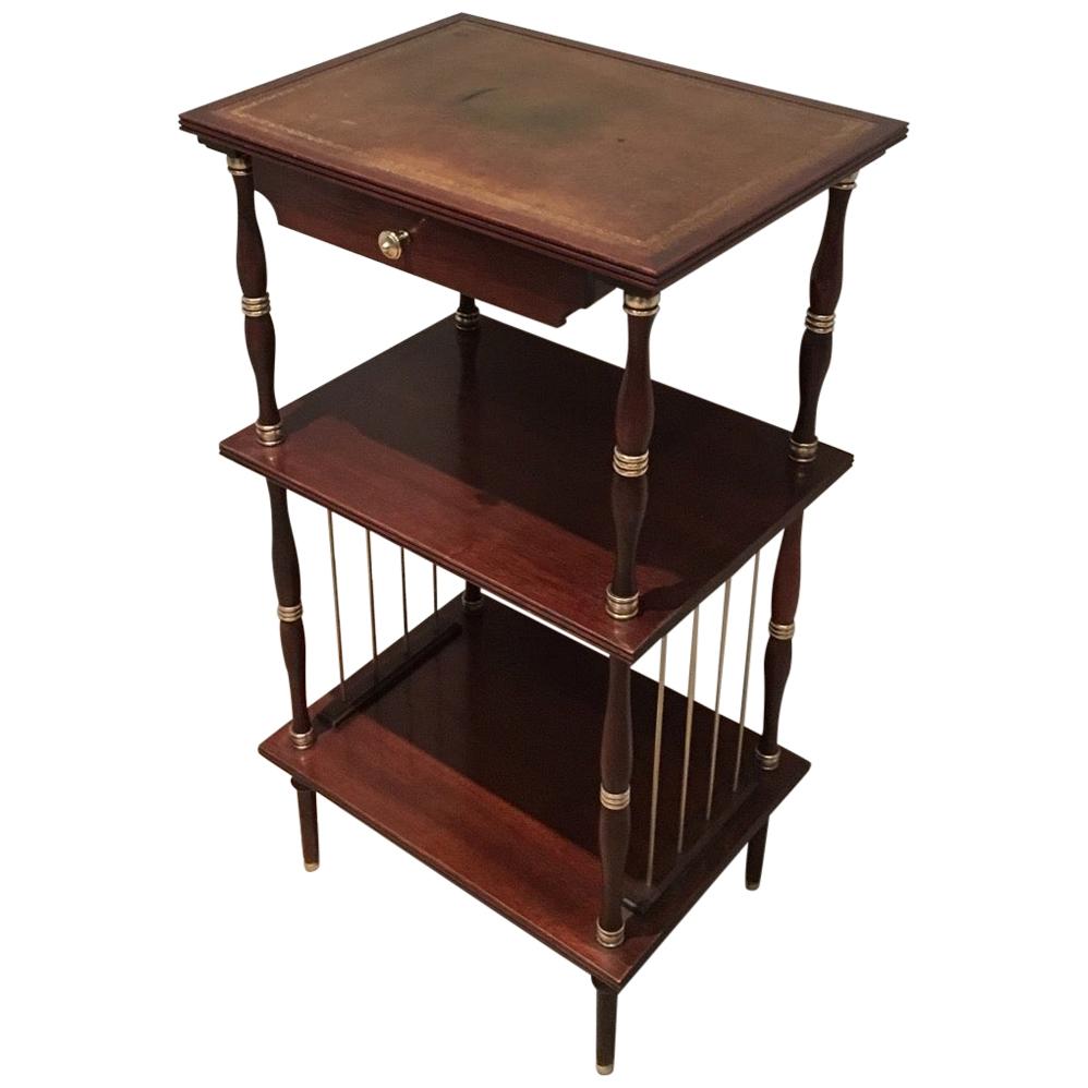 Table d'appoint néoclassique en acajou, cuir et laiton, vers 1950 en vente