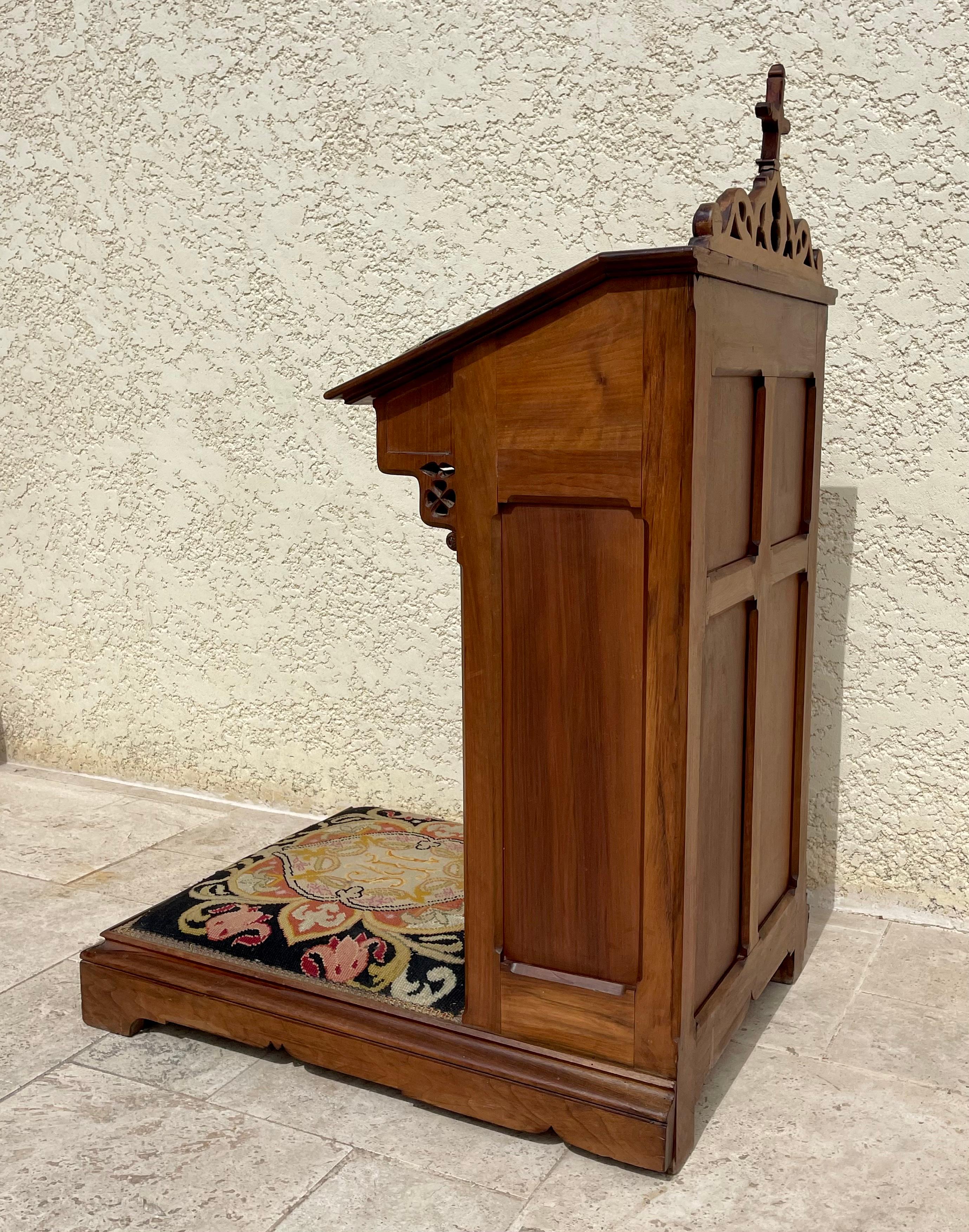 Neogothic Pray To God In Walnut, XIXth century For Sale 3