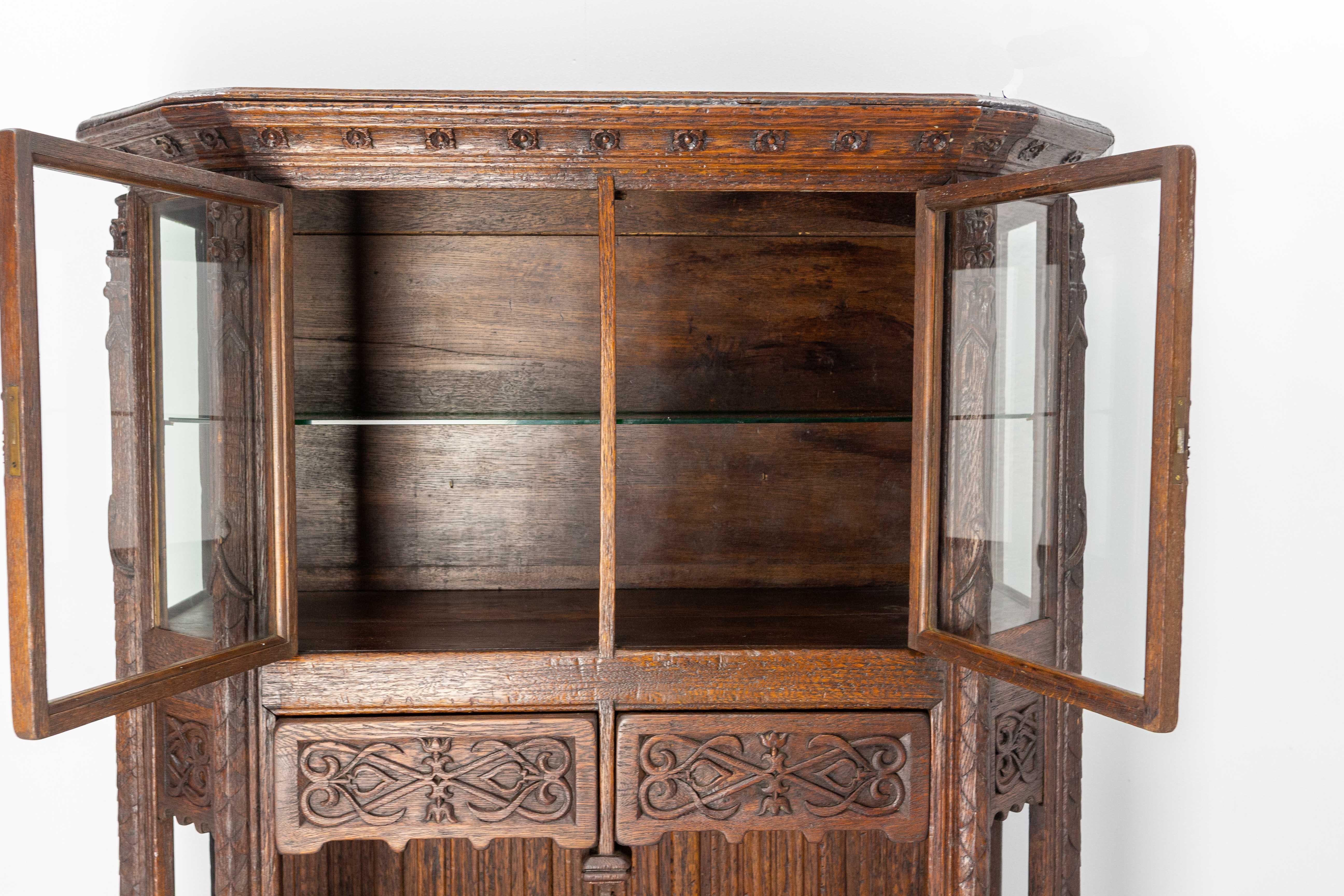 Neogothic Vitrine Oak and Glass, French, circa 1920 In Good Condition For Sale In Labrit, Landes