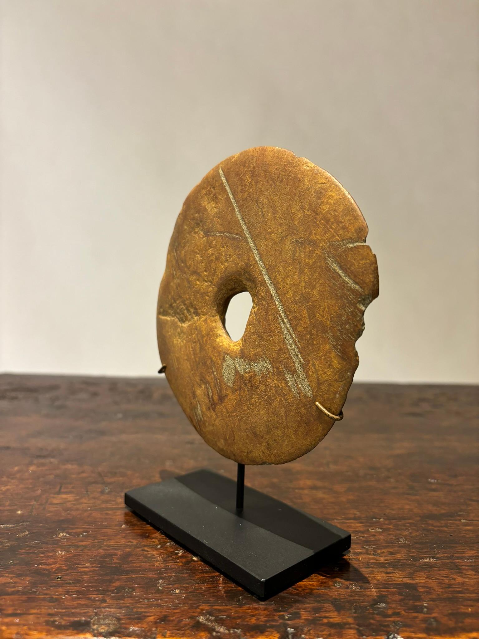 Disco neolítico de piedra tallada montado sobre una base de acero 2-3000 a.C. Tallado a mano en venta