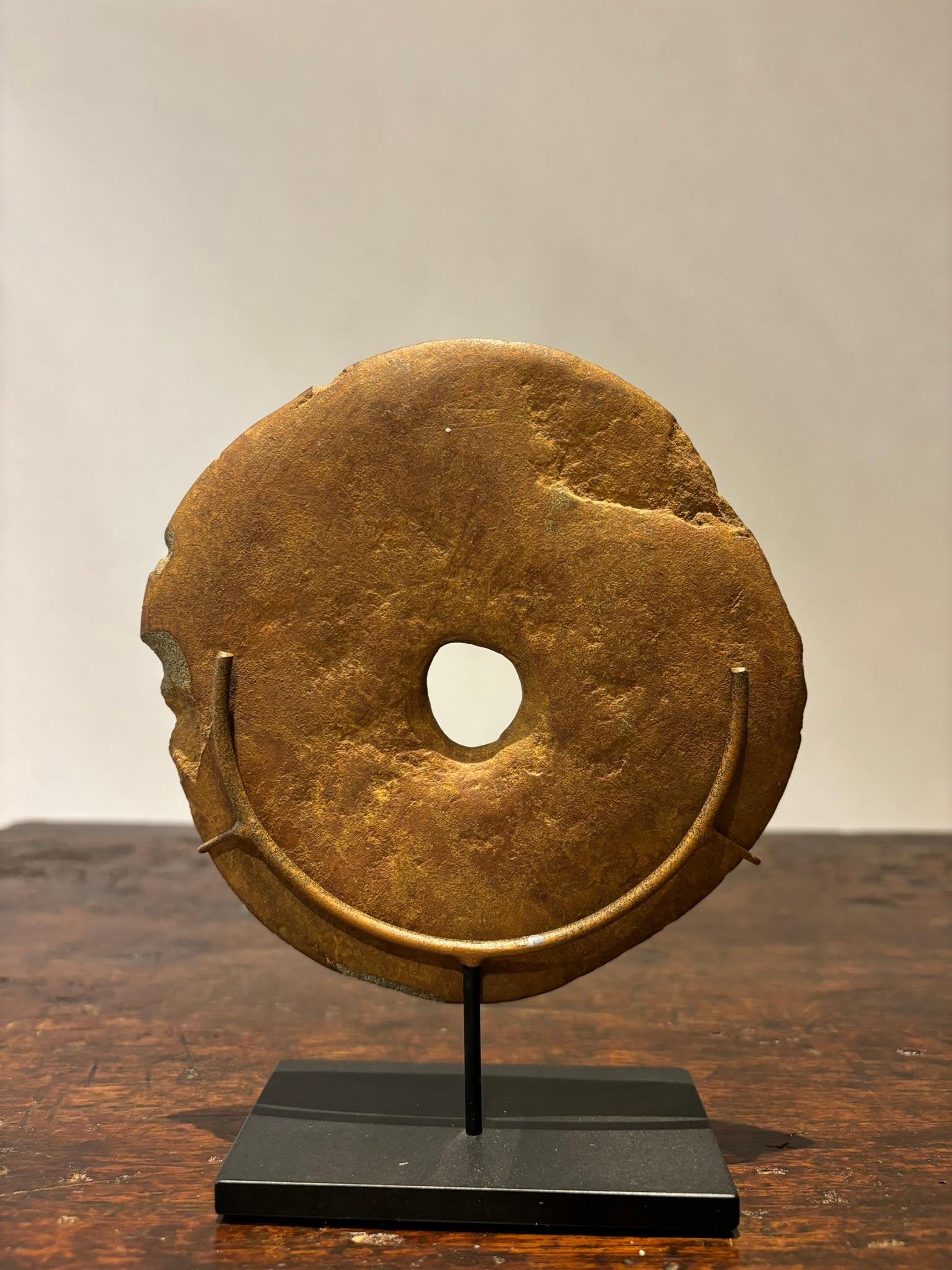 Disco neolítico de piedra tallada montado sobre una base de acero 2-3000 a.C. en Bueno estado para la venta en Stamford, CT