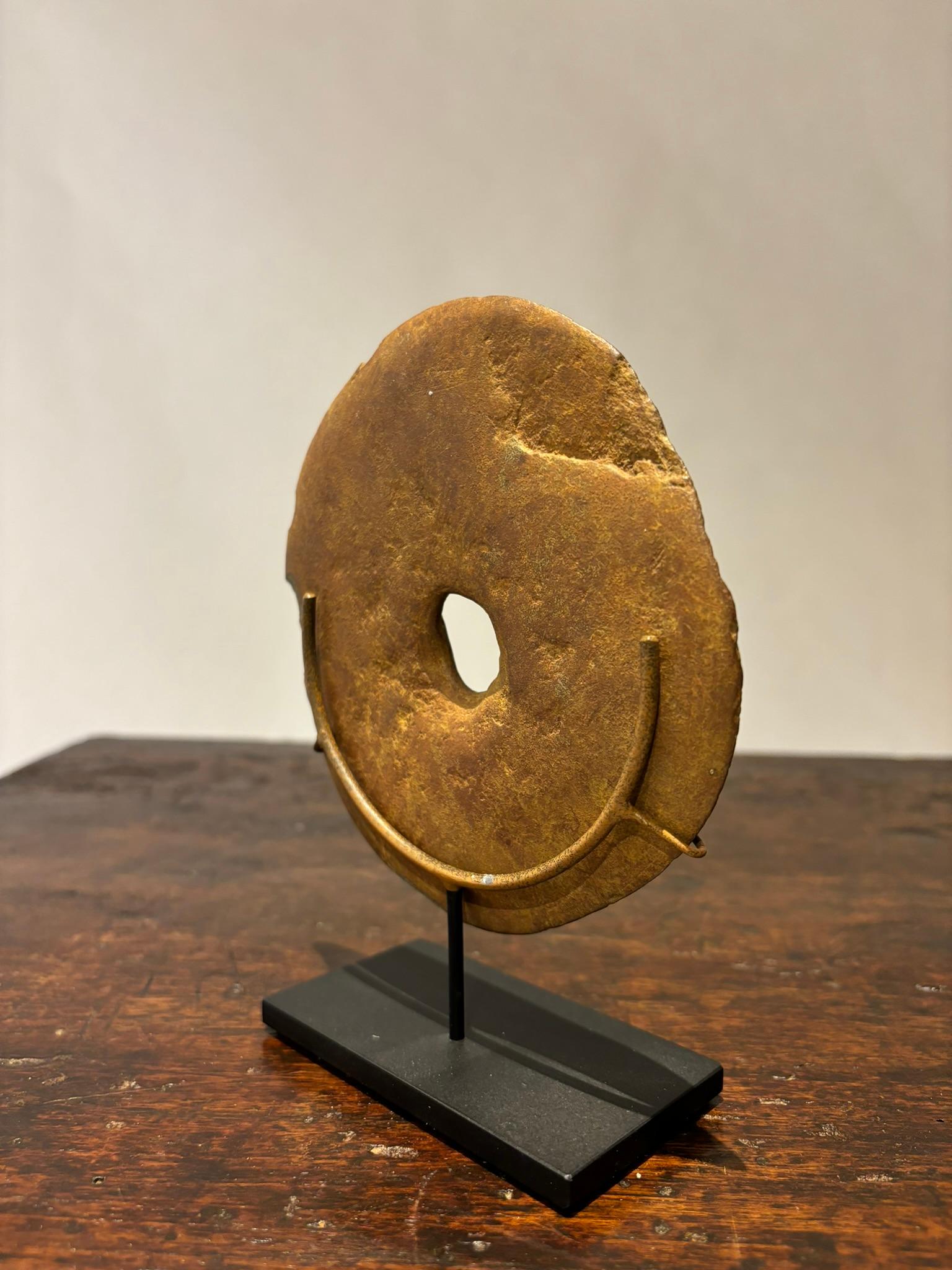 Disco neolítico de piedra tallada montado sobre una base de acero 2-3000 a.C. siglo XVIII y antes en venta