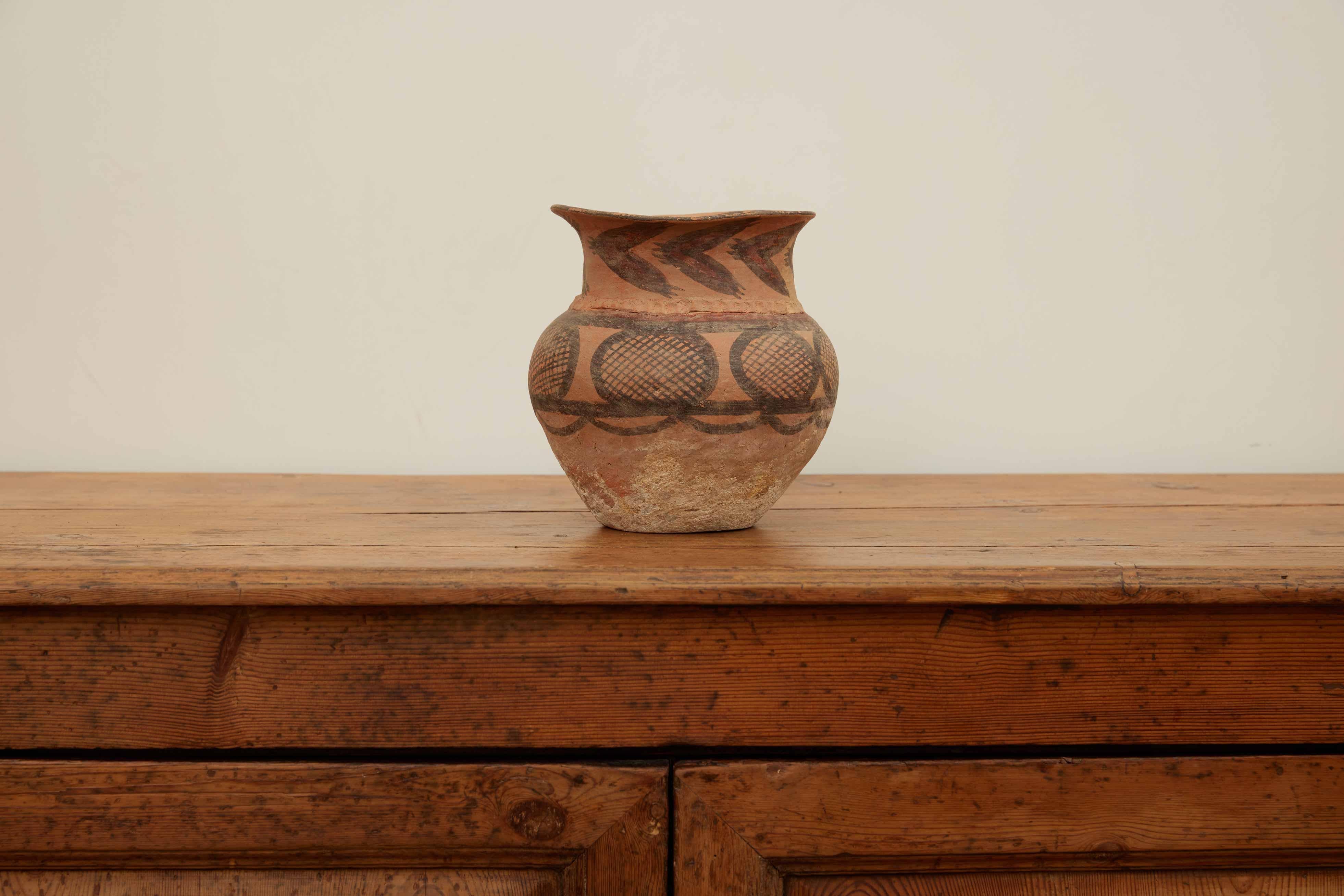 Chinesische Vase aus dem Neolithikum

Chinesische Töpferwaren, Gegenstände aus Ton, die durch Hitze gehärtet werden: Steingut, Steinzeug und Porzellan, vor allem in China hergestellt. Nirgendwo auf der Welt hat die Töpferei eine solche Bedeutung