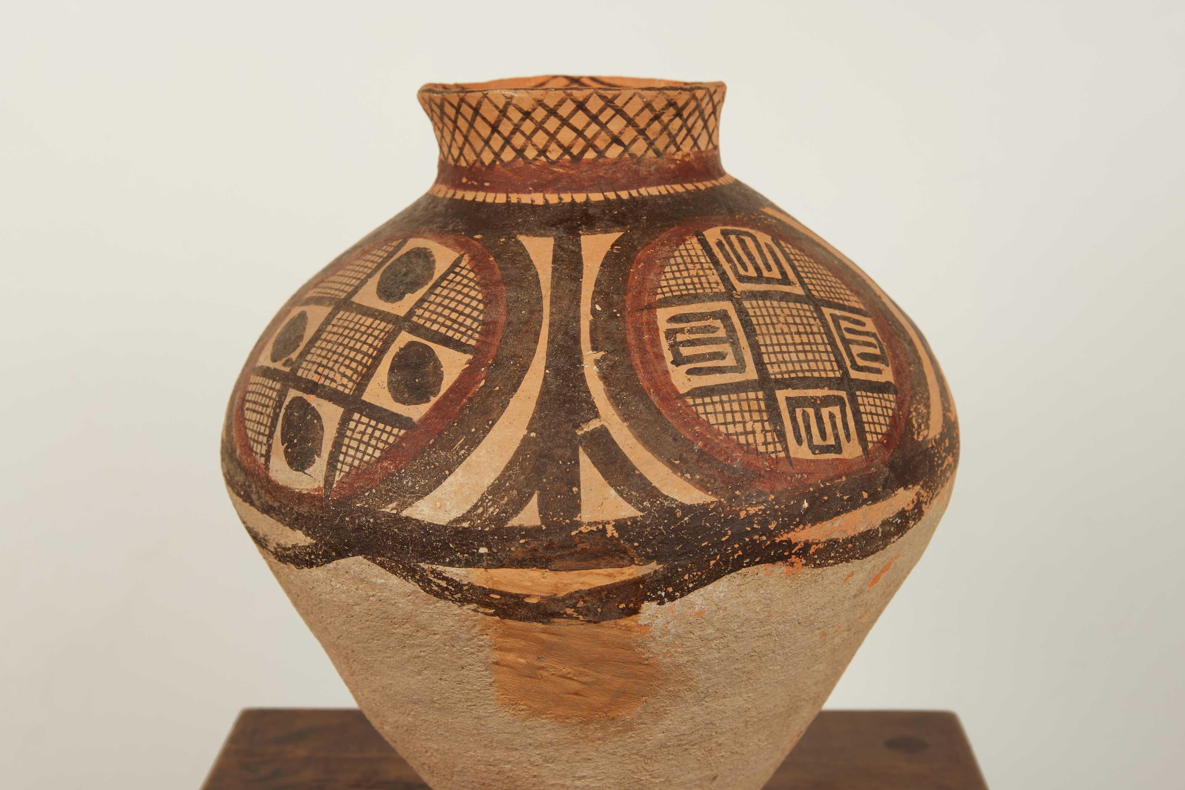 Poterie néolithique Provenance Dr. Philip Gould (1922-2020) 

Cette remarquable pièce de poterie néolithique, dont les dimensions sont de 10 1/2