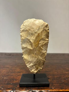 Neolithischer Axe-Kopf mit Klappdeckel auf einem Stahlsockel, Großbritannien 4400-2200 v. Chr., montiert