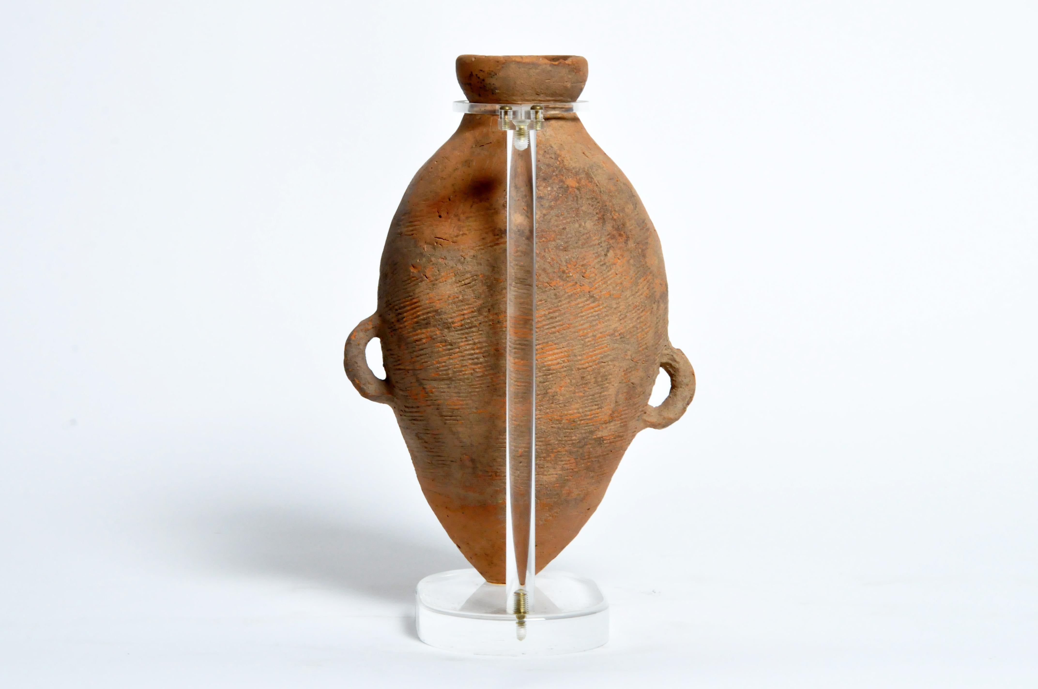 Cette jarre néolithique provient de Chine 3500 avant J.-C. Ces jarres funéraires étaient placées dans les tombes et destinées à être utilisées dans l'au-delà.