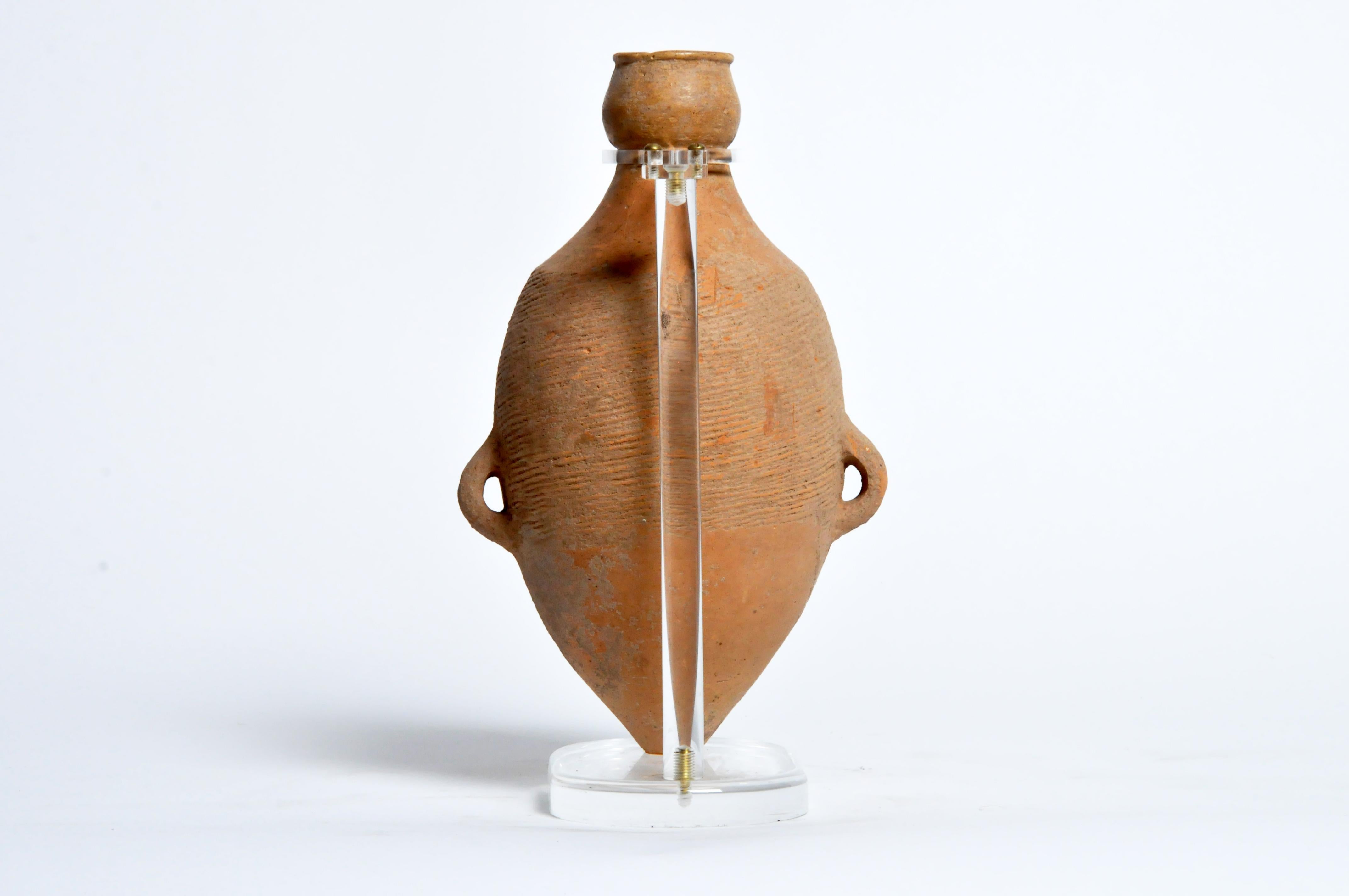 Questa giara neolitica proviene dalla Cina del 3500 a.C. e questi vasi funerari venivano collocati nelle tombe e destinati all'uso nell'aldilà.