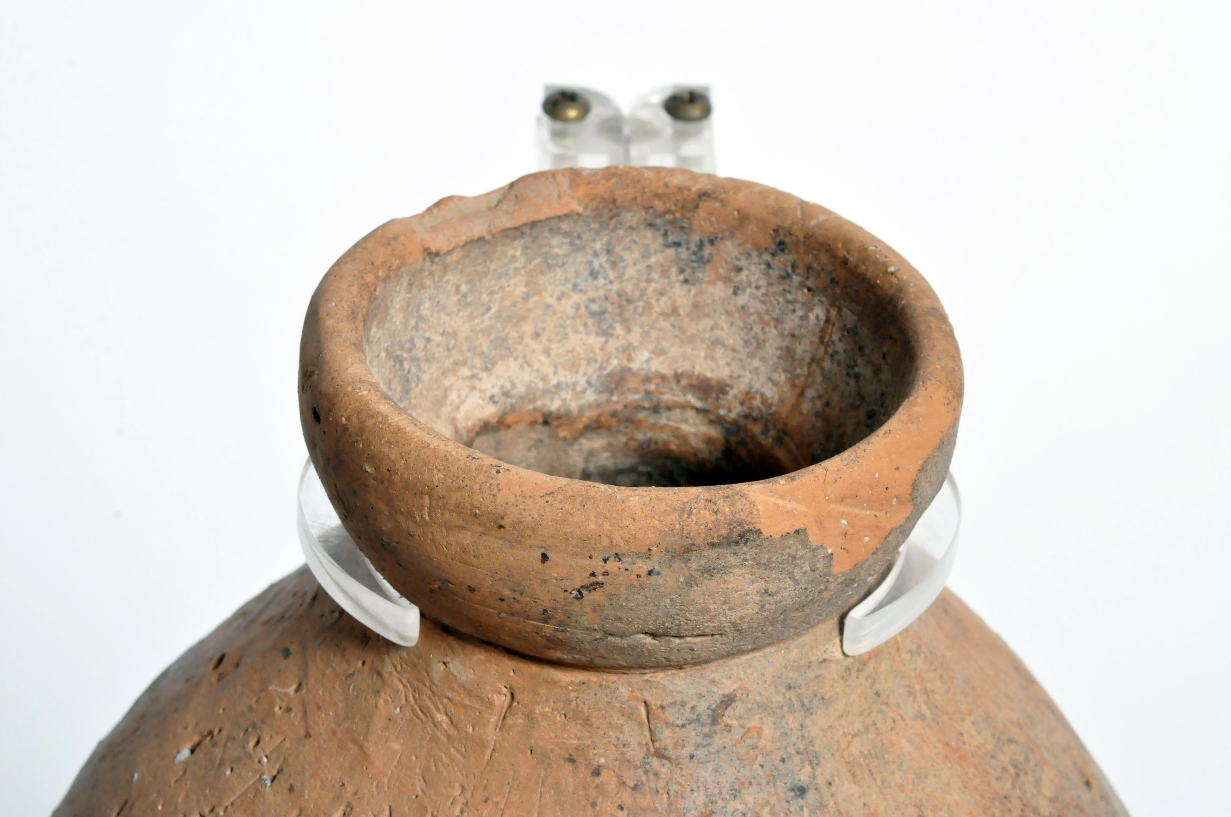 Pot néolithique sur pied Bon état - En vente à Chicago, IL