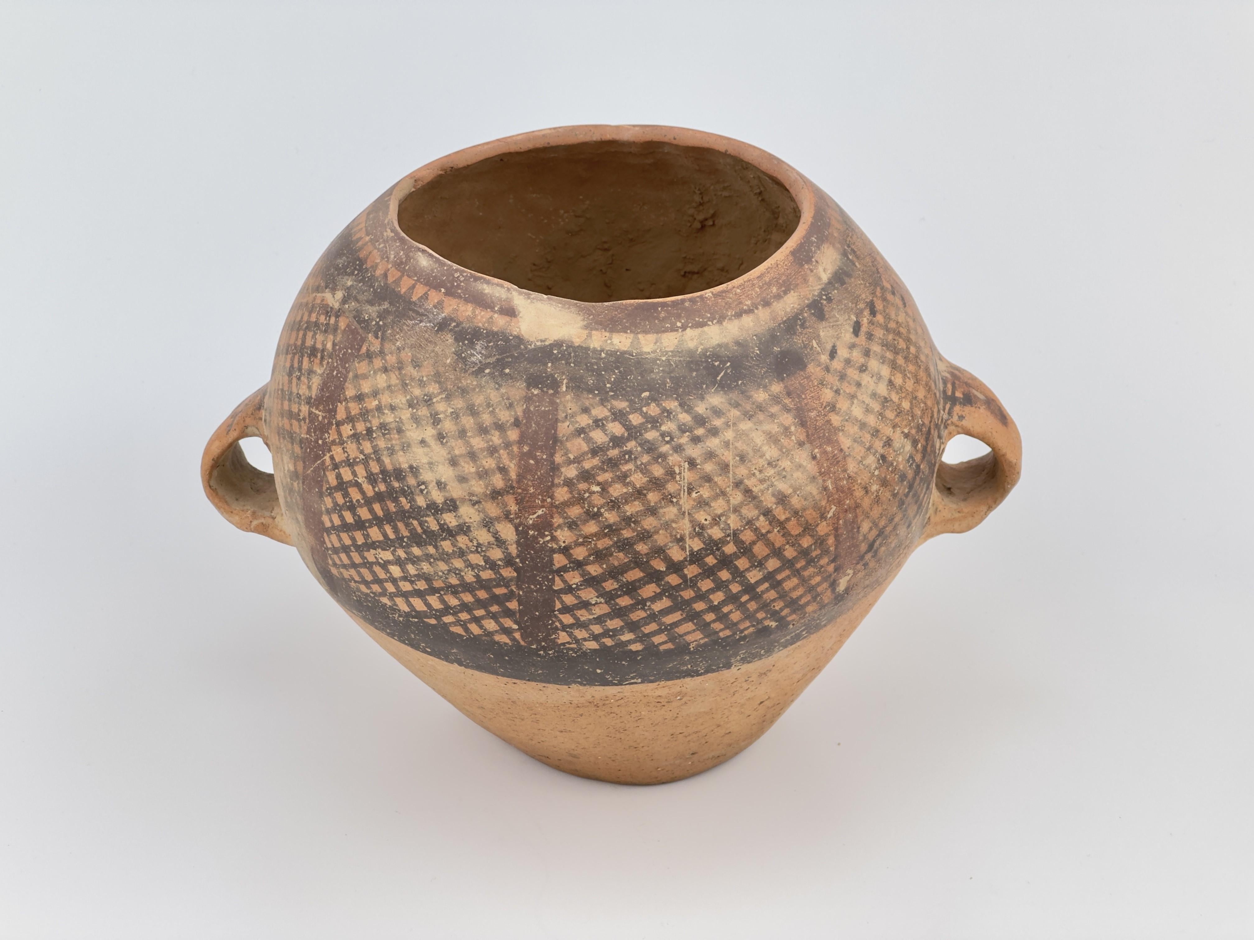 Neolithische Keramik Amphora, 3.-2. Jahrtausend v. Chr. (Tonware) im Angebot