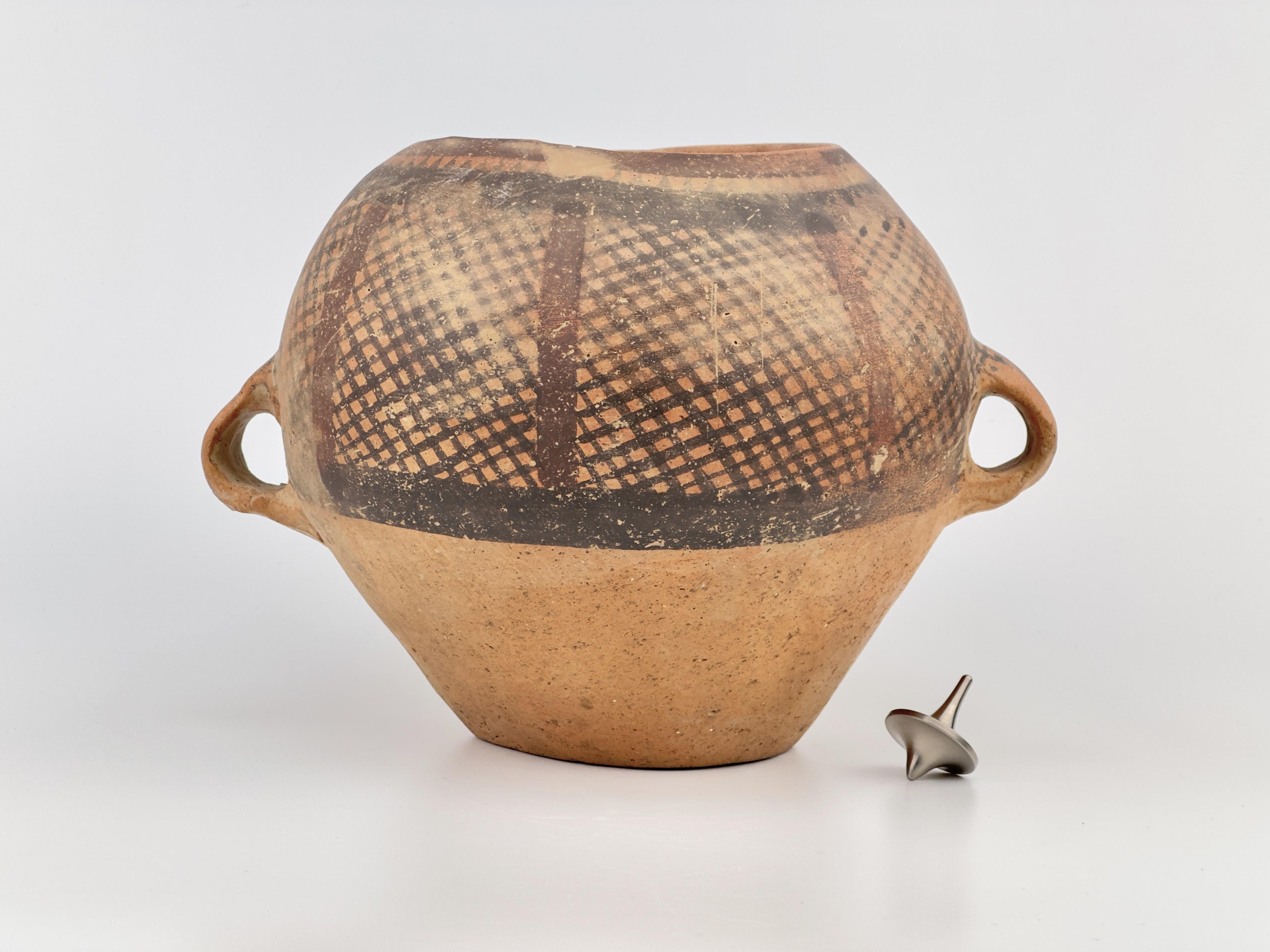 Neolithische Keramik Amphora, 3.-2. Jahrtausend v. Chr. im Angebot 2