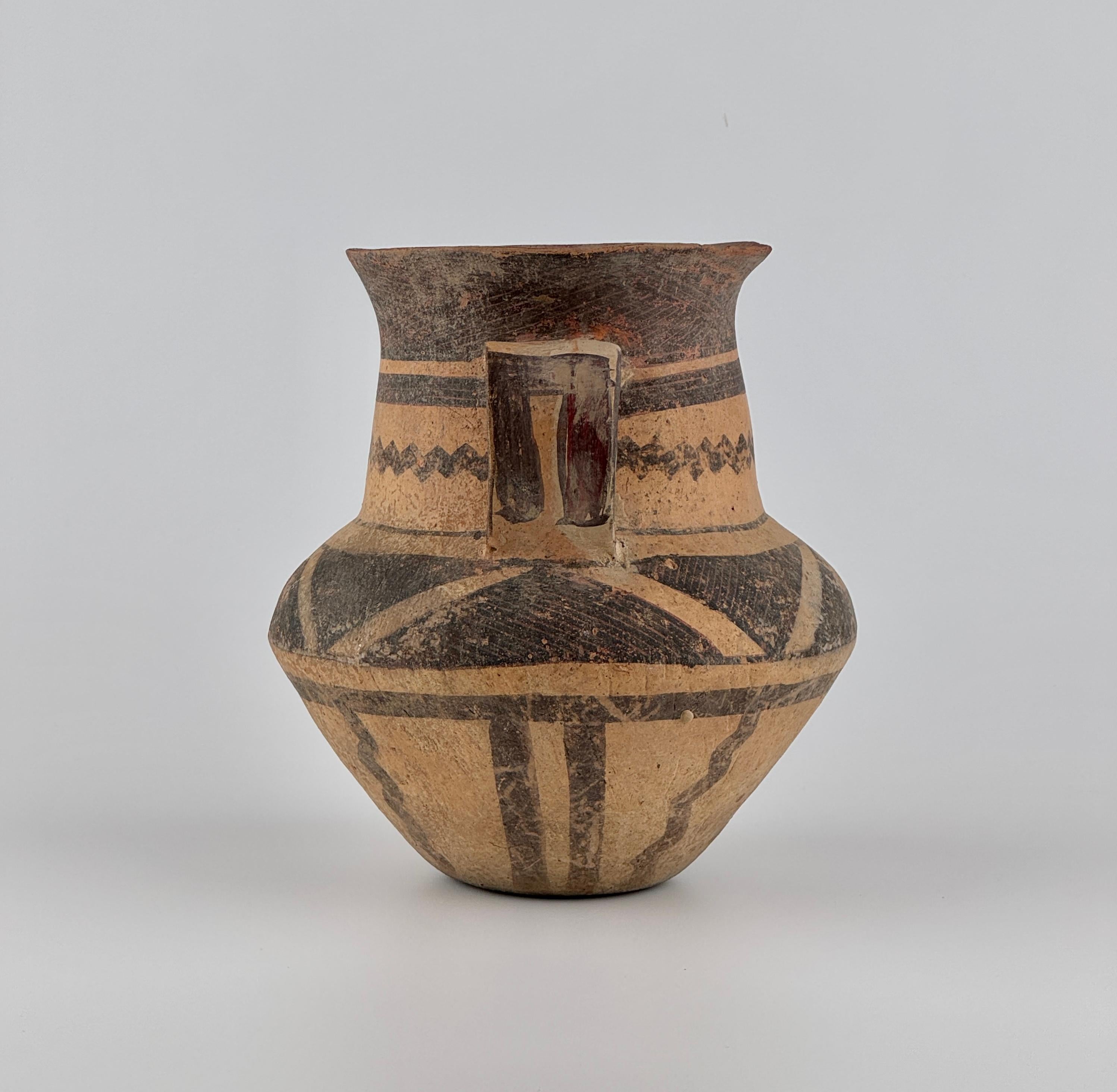 Jarrón neolítico con cuello elevado, ligeramente abocinado, dos asas. Diseños geométricos y cabezas bovinas estilizadas en negro. Adquirida en Hong Kong a finales de la década de 1990.

Fecha : 3.000-2.000 a.C.
Fabricado en : Provincia de