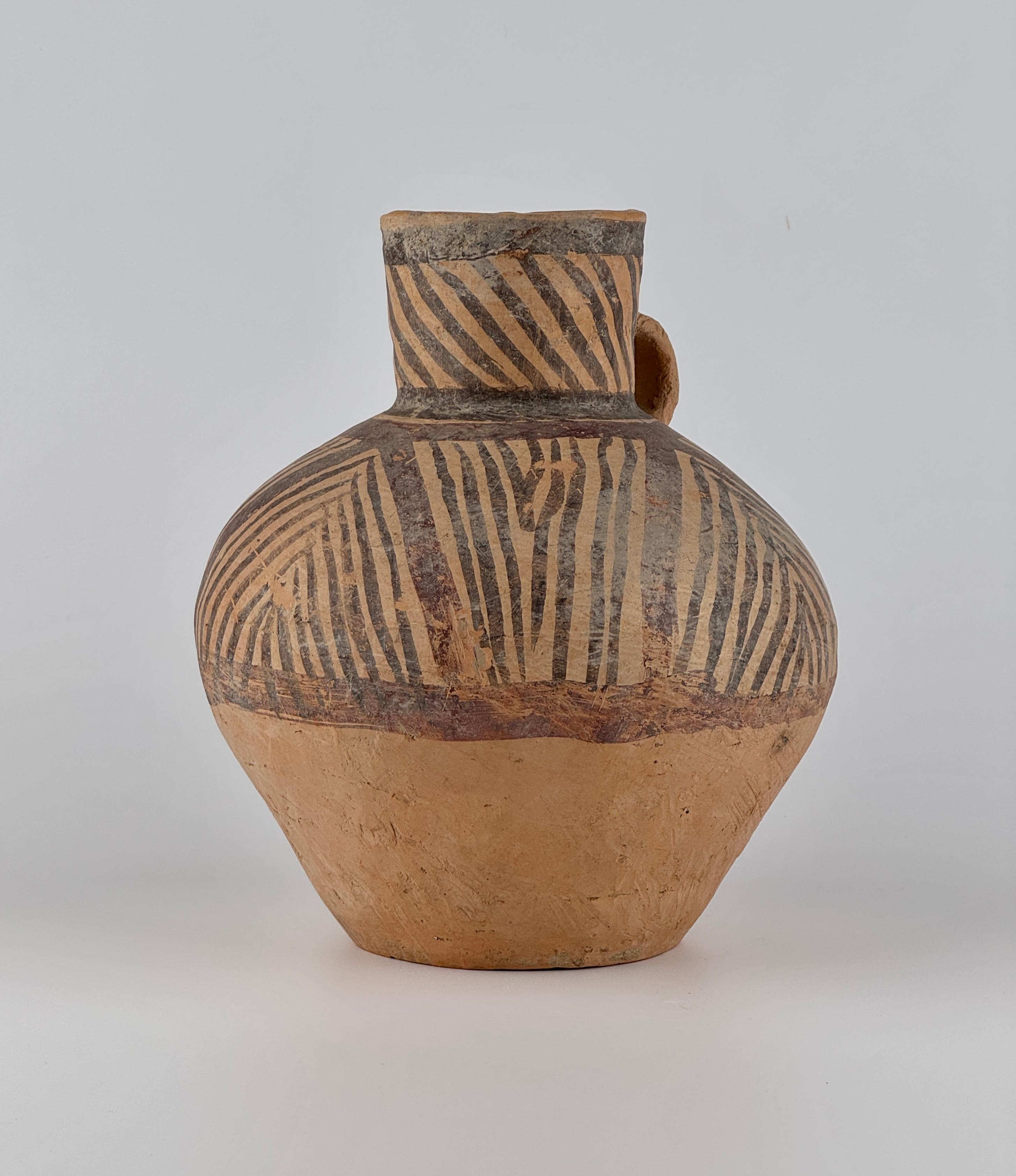 Jarra neolítica con asa de correa de la provincia de Gansu. Adquirida en Hong Kong a finales de la década de 1990.

Fecha : 3.000-2.000 a.C.
Fabricado en : Provincia de Gansu
Dimensiones: 23 cm (altura) x 8,5 cm (diámetro de la boca)
Estado :