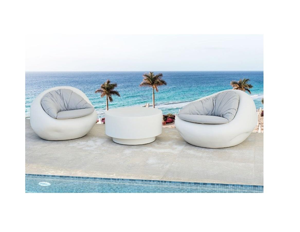 Set di sedie da salotto a conchiglia per esterni in stile neolitico con finitura in gesso sabbioso In condizioni Nuovo in vendita a NEW YORK, NY