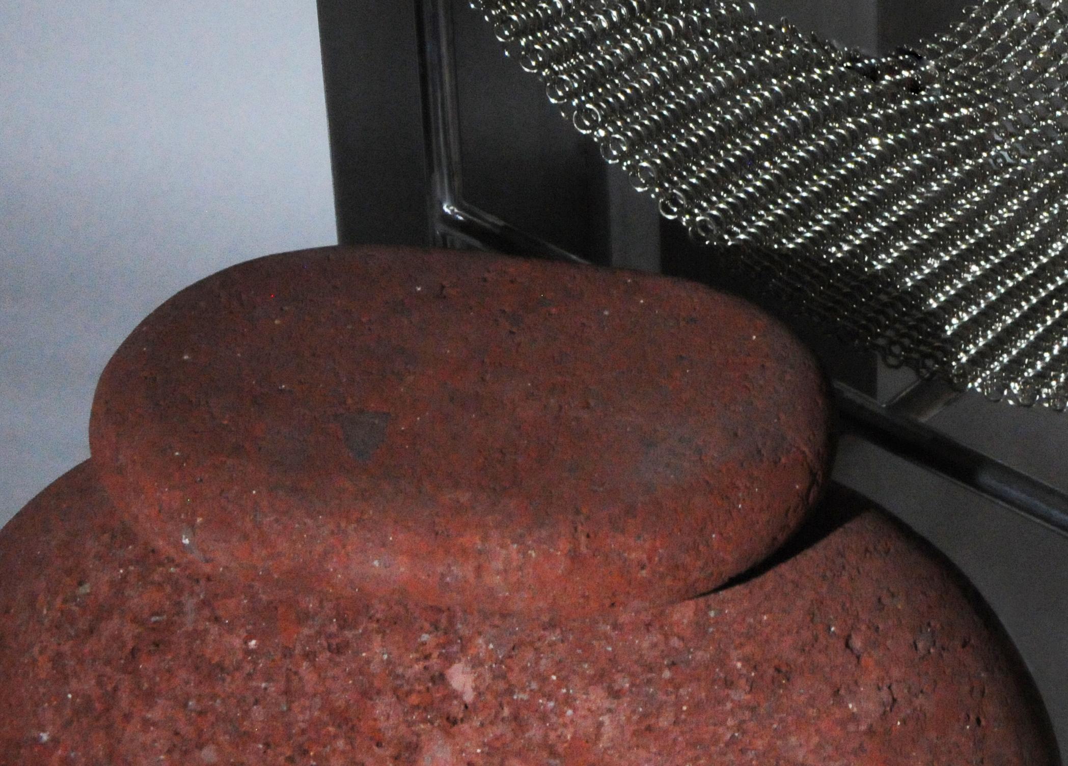 Taburete Escultórico Pensador Neolítico Tezontle Piedra Volcánica, Rojo en venta 1