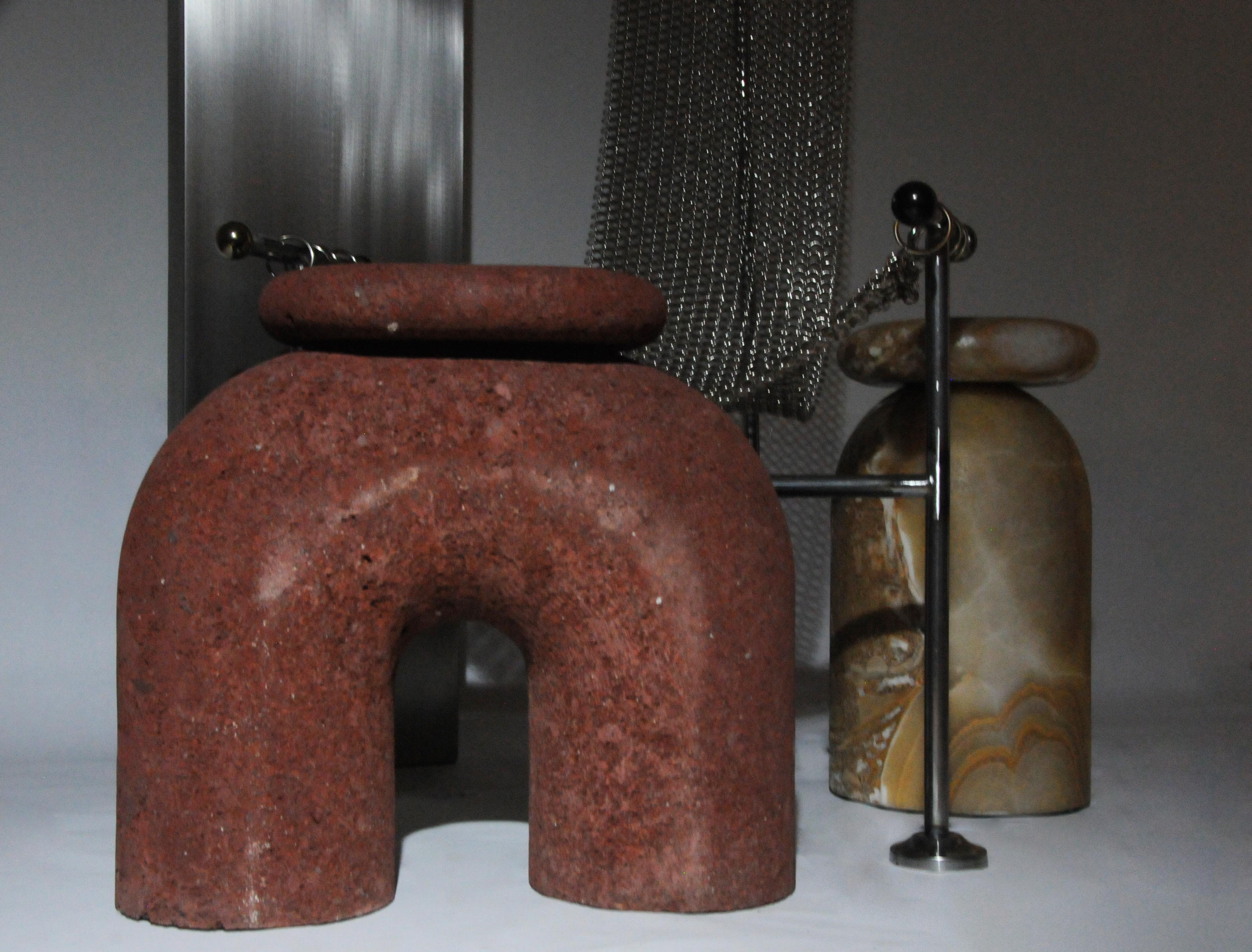 Taburete Escultórico Pensador Neolítico Tezontle Piedra Volcánica, Rojo en venta 2