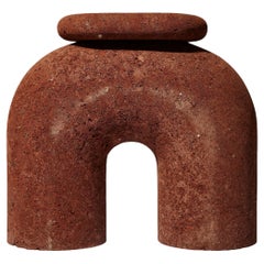 Tabouret sculptural néolithique en pierre volcanique rouge Tezontle