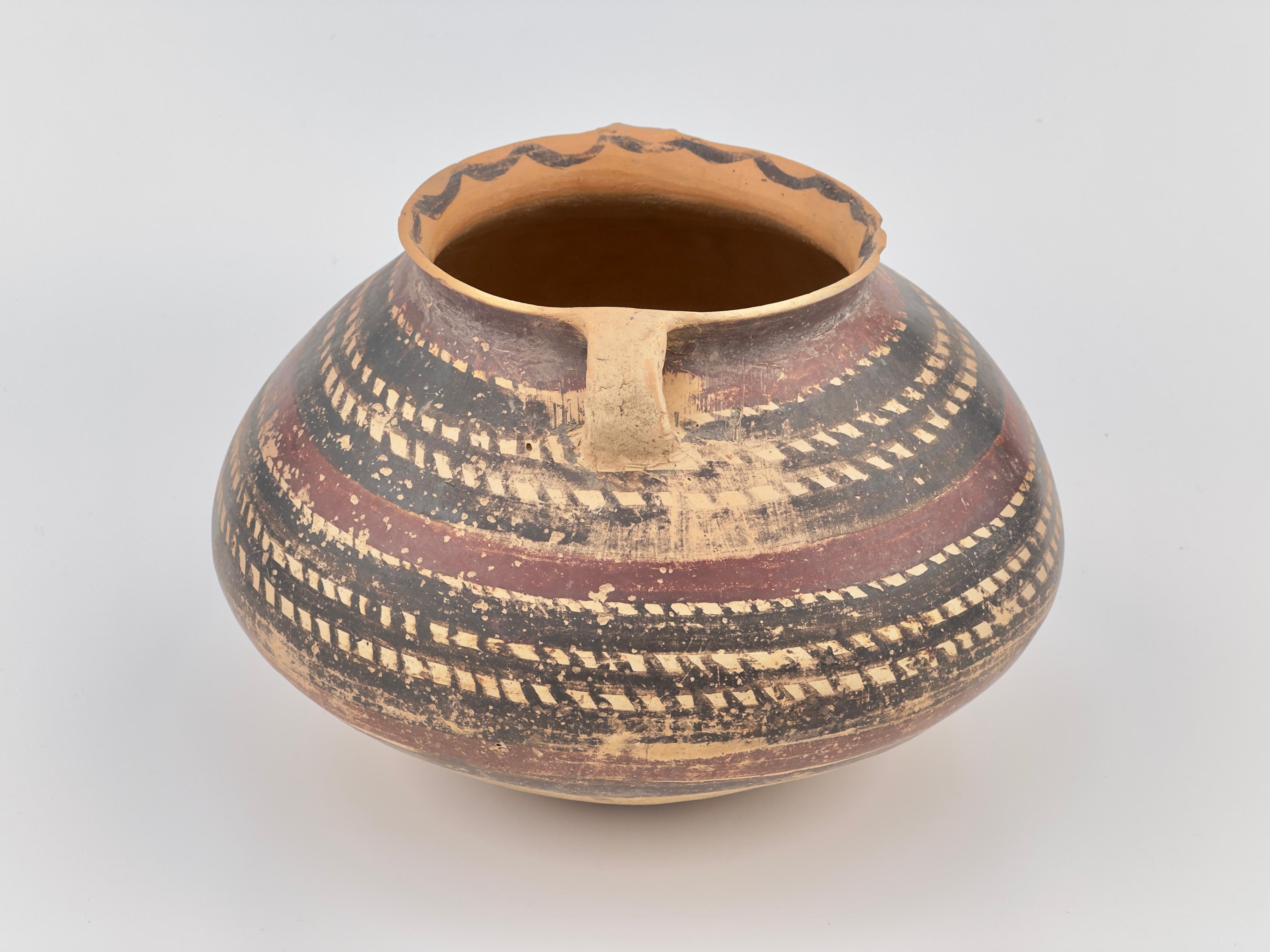 XVIIIe siècle et antérieur Amphore en poterie de la culture néolithique de Yangshao, 3e-2e millénaire avant J.-C. en vente