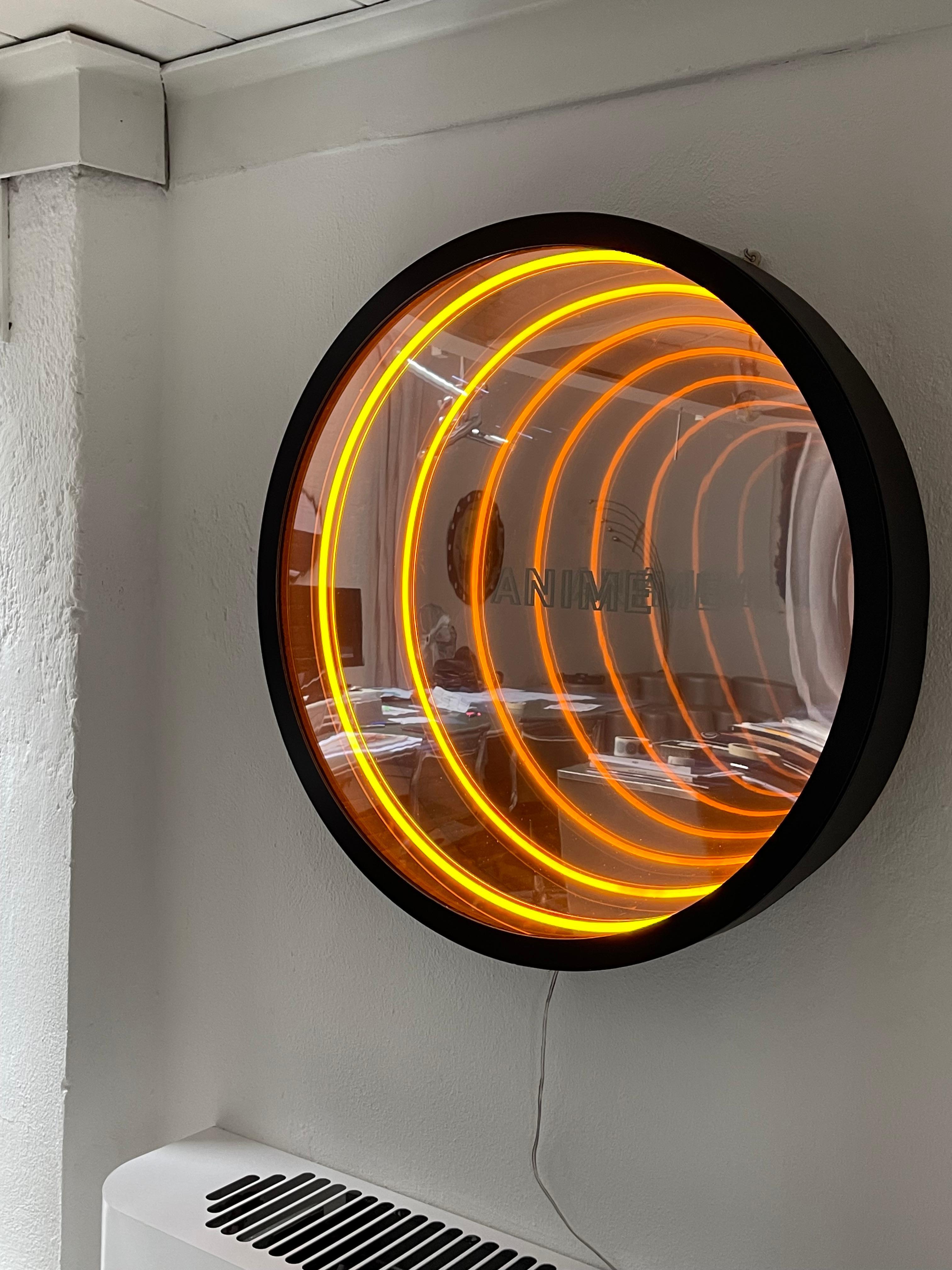 Neonkunst, zeitgenössisches Spiegelkunstwerk, moderne Leuchte